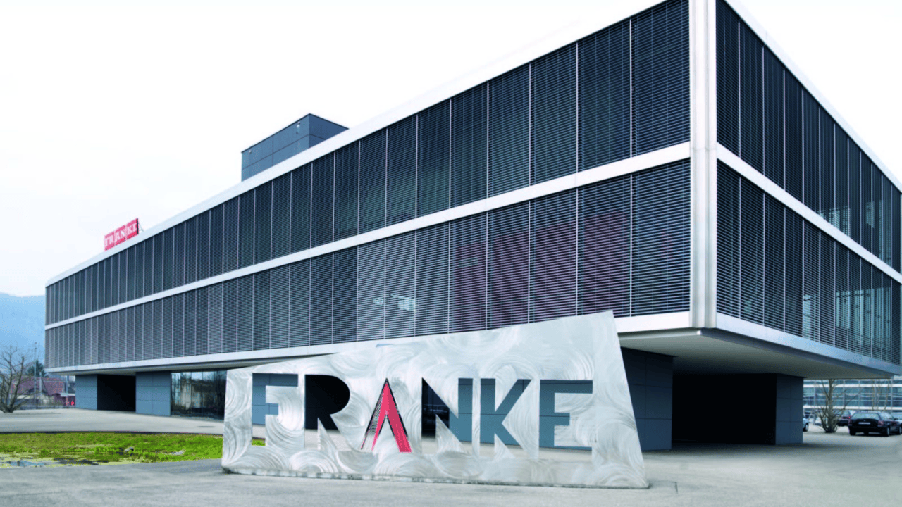 Mit der langfristigen Investition in eine moderne Holzfeuerung, stellt Franke eine saubere Energieversorgung sicher.