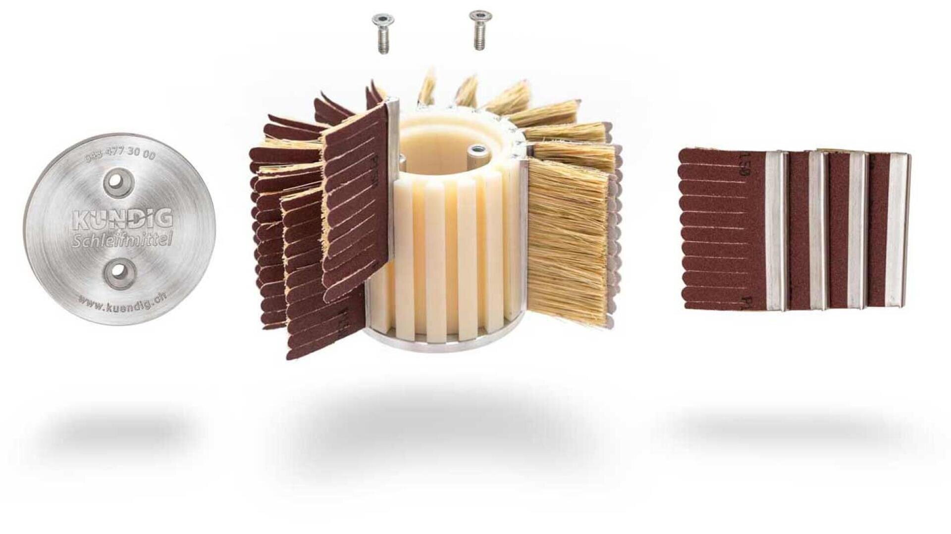 Vue éclatée d'un assemblage de brosses abrasives montrant un embout métallique rond, des vis, un noyau cylindrique avec des poils, des lamelles abrasives et un jeu séparé de bandes abrasives à droite.