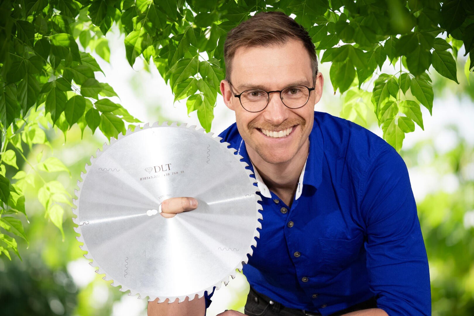 Un homme tient une scie circulaire.