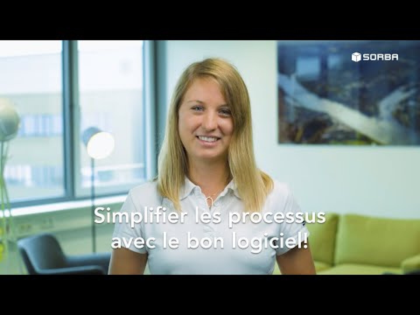 Une femme aux longs cheveux blonds, vêtue d'une chemise blanche, sourit à la caméra dans un bureau moderne. Le texte français sur l'image indique : « Simplifier les processus avec le bon logiciel ! ».