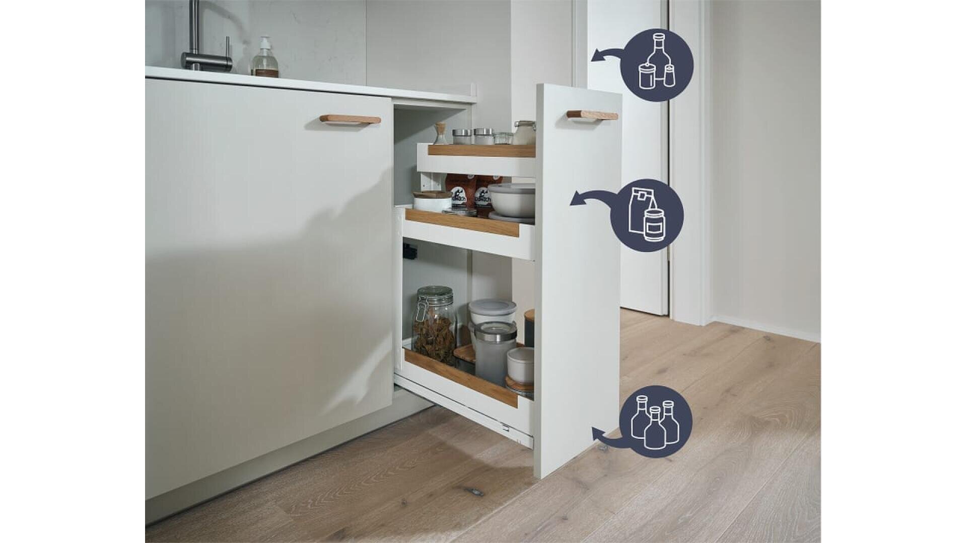 Un meuble de cuisine moderne avec un garde-manger coulissant est ouvert et présente des étagères avec des bocaux, des bouteilles et des récipients. Trois icônes à côté de l'armoire indiquent des suggestions de rangement pour les bouteilles, les sprays de cuisson et les épices.