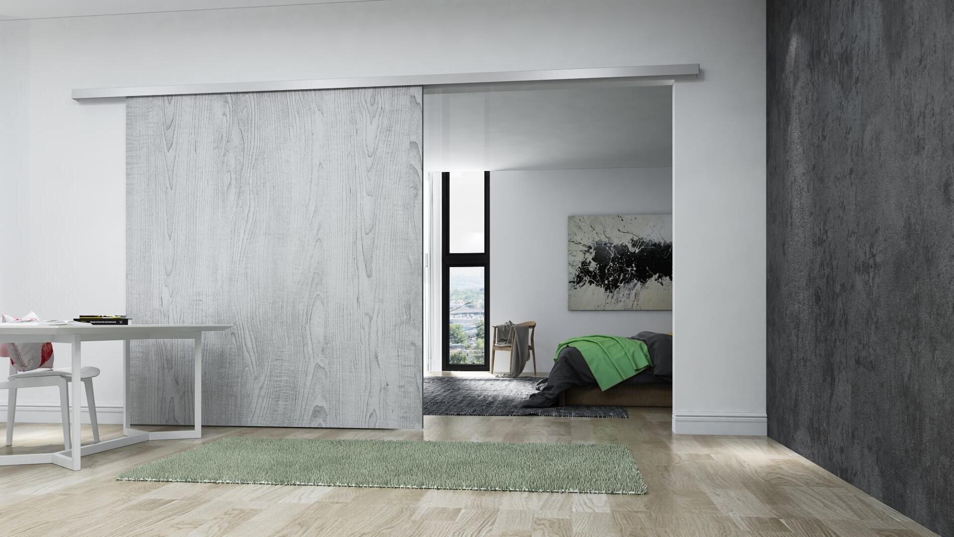 Modernes Interieur mit einer hellen Holzschiebetür, die teilweise geöffnet ist und ein Schlafzimmer mit einem Bett, einer grünen Decke und einem großen Fenster offenbart. Ein Schreibtisch, ein weißer Stuhl und ein grüner Teppich stehen im Vordergrund. Die Wände sind weiß und dunkelgrau.