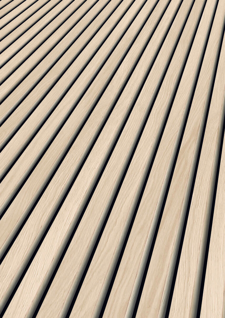 Nahaufnahme von schräg angeordneten, gleichmäßig verteilten, hellen Holzbrettern, die ein sich wiederholendes geometrisches Muster mit Schatten in den Lücken zwischen den Brettern ergeben.