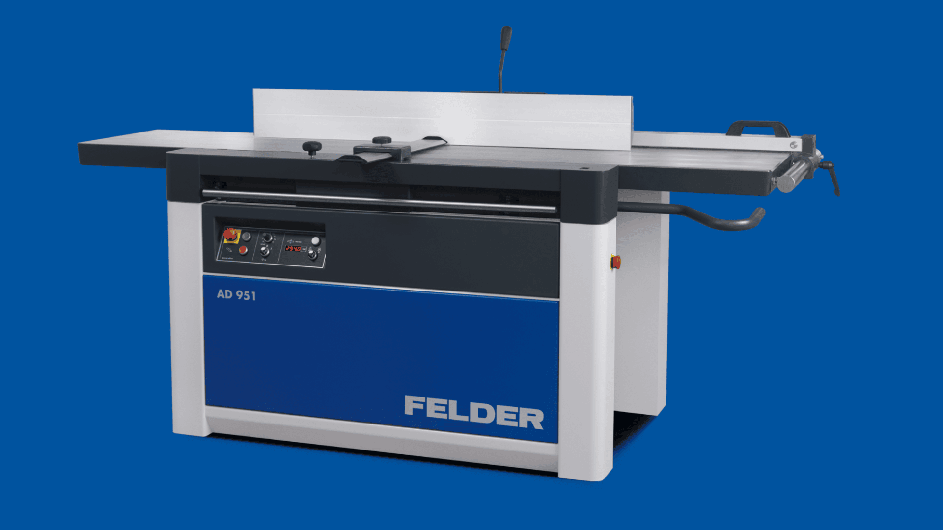 Eine blau-weiße Felder AD 951 Holzbearbeitungsmaschine mit Bedientasten, einem Metallanschlag und einem verlängerten Seitentisch vor einem einfarbig blauen Hintergrund.