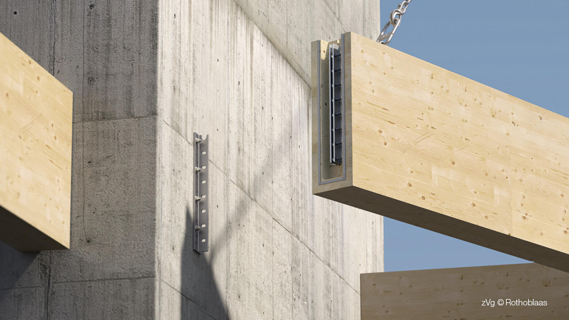 De grandes poutres en bois sont installées sur un mur en béton à l'aide de supports métalliques, une poutre étant suspendue par une chaîne et les autres étant déjà fixées en place. Le ciel est dégagé à l'arrière-plan.