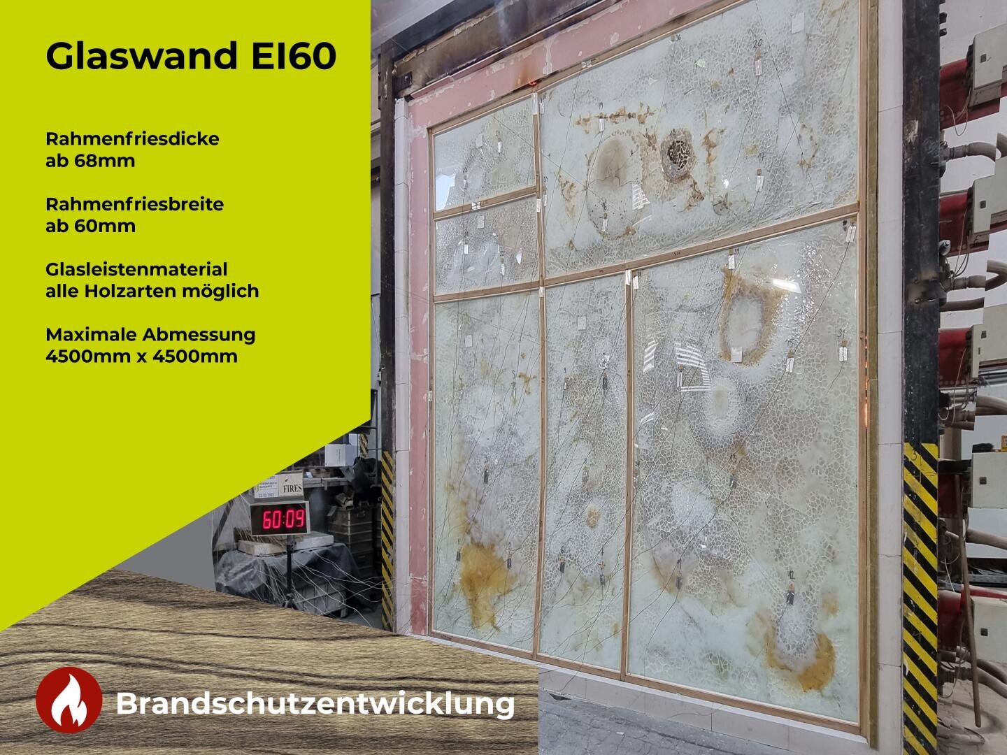 Eine große Glasbrandschutzwand ist in einem Metallrahmen installiert. Der Text auf der linken Seite enthält Angaben zu Rahmenstärke, Breite, Materialoptionen und maximalen Abmessungen. Unten befindet sich ein Logo der Brandschutzentwicklung.