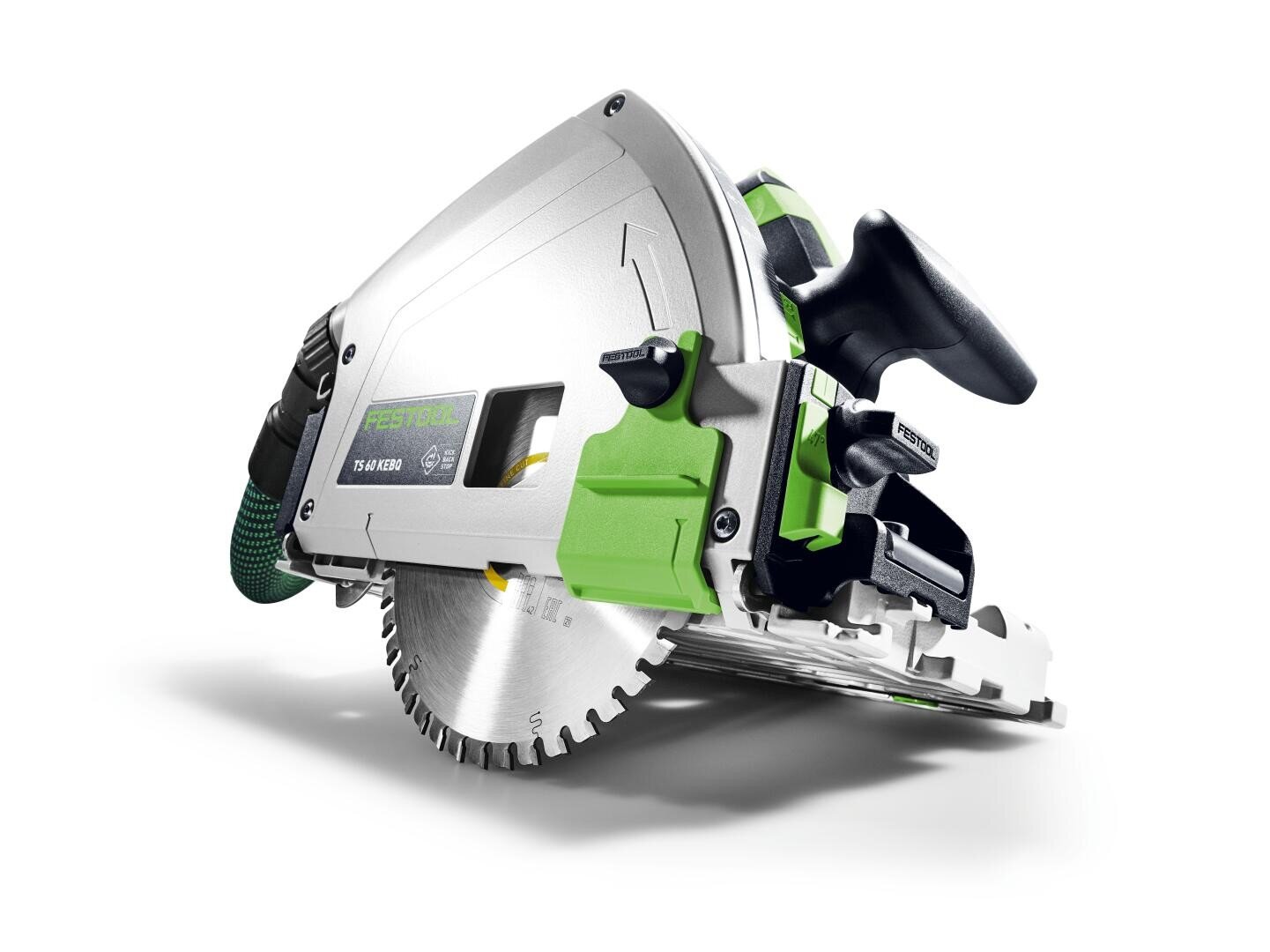 Eine silberne und grüne elektrische Kreissäge mit einem sichtbaren gezackten Sägeblatt, mehreren schwarzen Griffen und Einstellknöpfen auf einem weißen Hintergrund.