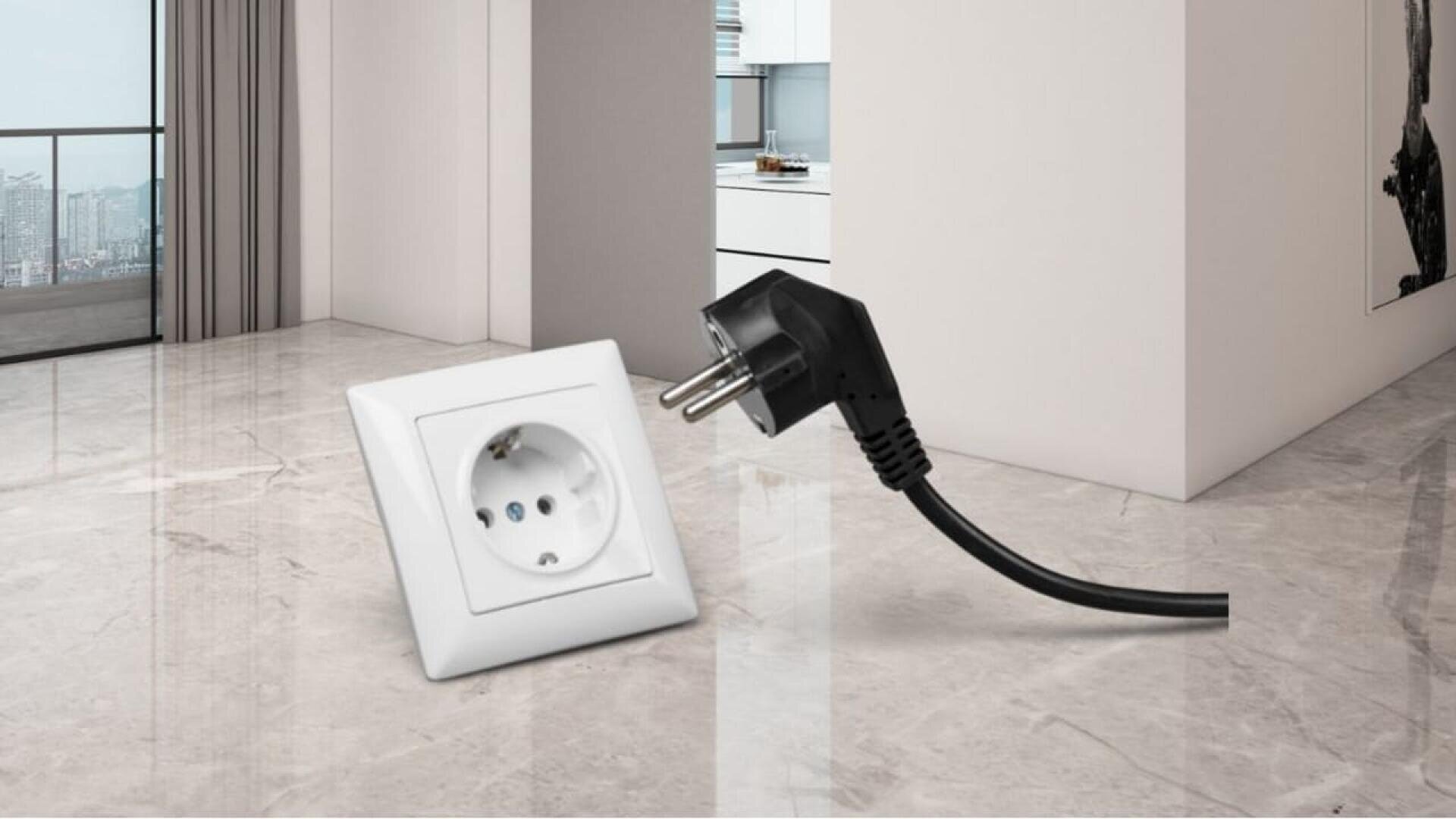 Une fiche électrique noire est sur le point d'être insérée dans une prise murale blanche dans un appartement moderne et lumineux avec des sols en marbre et une vue sur les bâtiments de la ville à travers de grandes fenêtres.