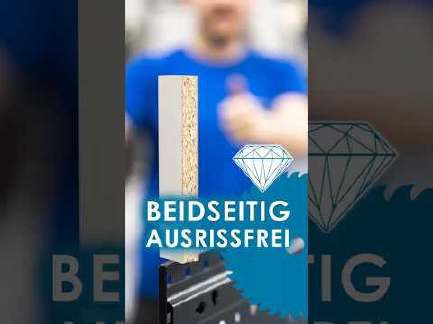 Nahaufnahme eines Spaneinsatzes, der von einem Sägeblatt sauber durchgeschnitten wird, mit einem Diamantsymbol und dem deutschen Text „Beidseitig ausrissfrei“ vor einer unscharfen Person im Hintergrund, die ein blaues Hemd trägt.