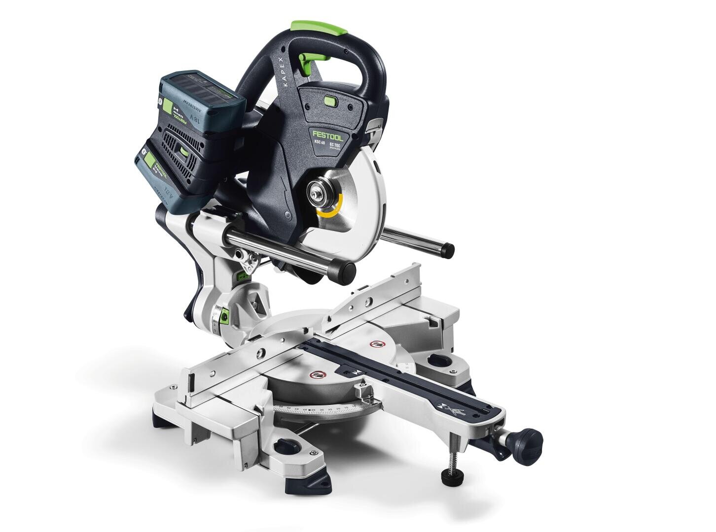 Festool Akku-Schiebegehrungssäge mit schwarzem und grünem Griff, silbernem Schneidtisch und verstellbarem Schienensystem, entwickelt für präzises Schneiden von Holz.