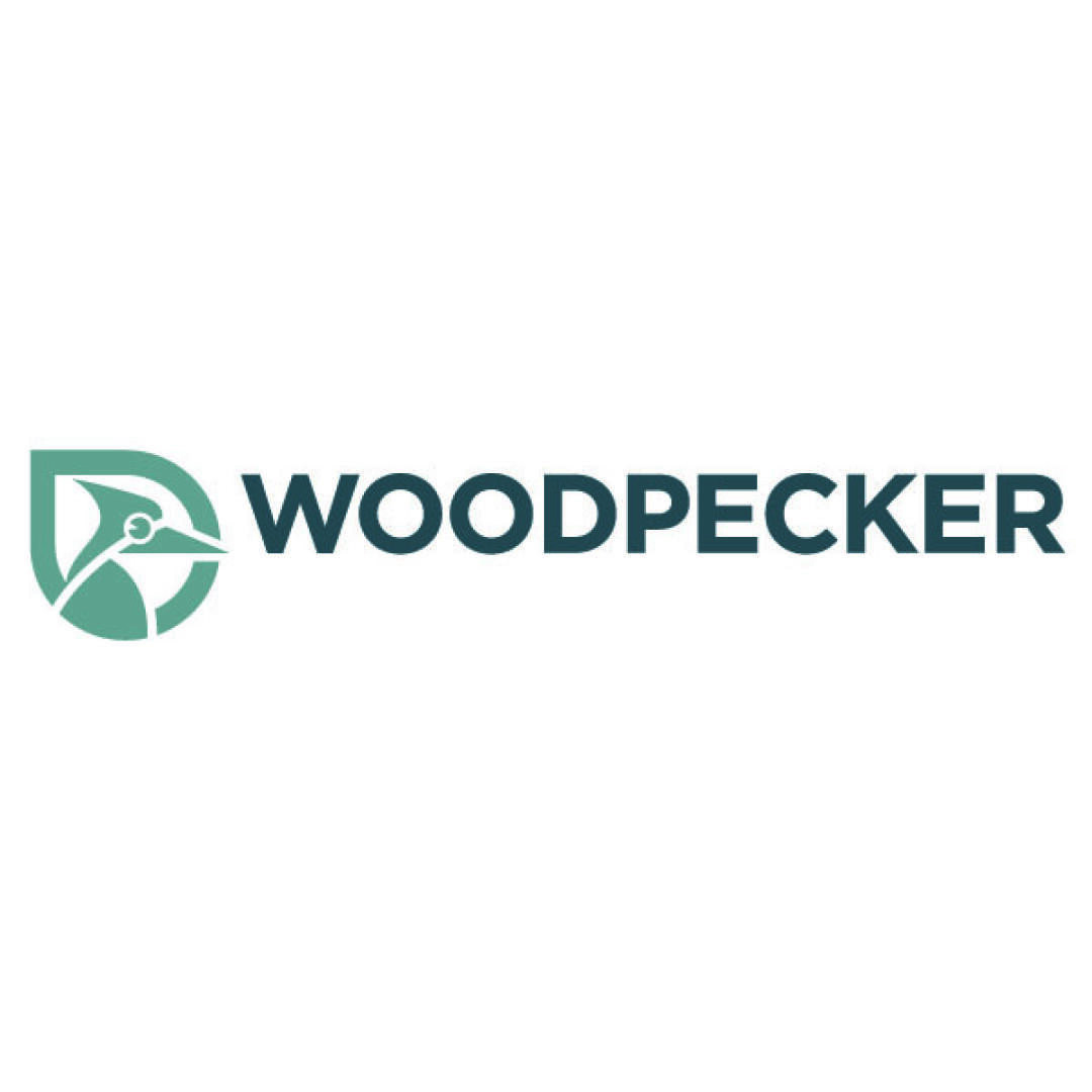 Logo mit einem stilisierten grünen Specht in einer runden Form auf der linken Seite, gefolgt von dem Wort WOODPECKER in fetten, großen, dunkelgrünen Buchstaben auf weißem Hintergrund.