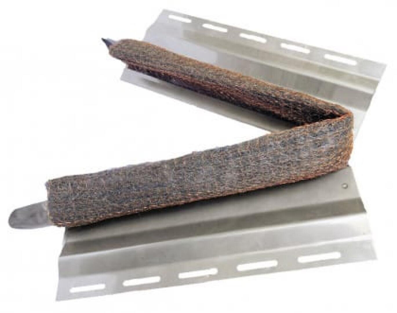 Ein flexibler Metallgitterstreifen ruht auf zwei sich überlappenden Metallhalterungen mit Langlöchern, die wahrscheinlich Teil einer industriellen oder mechanischen Baugruppe sind.