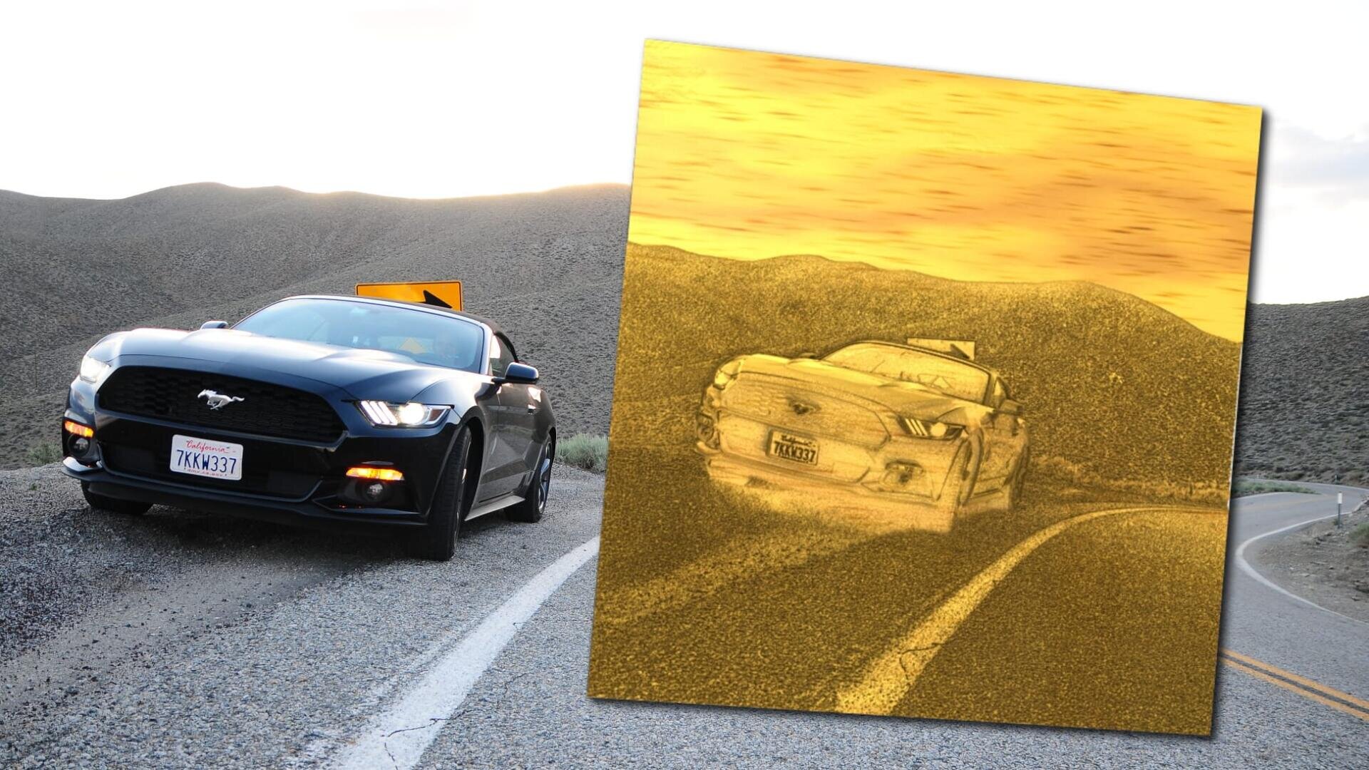 Ein schwarzer Ford Mustang fährt bei Sonnenuntergang auf einer kurvigen Bergstraße. Im Vordergrund ist ein gelb getönter, skizzenhafter Ausschnitt der gleichen Szene gekippt, der das Auto und die Straße hervorhebt.