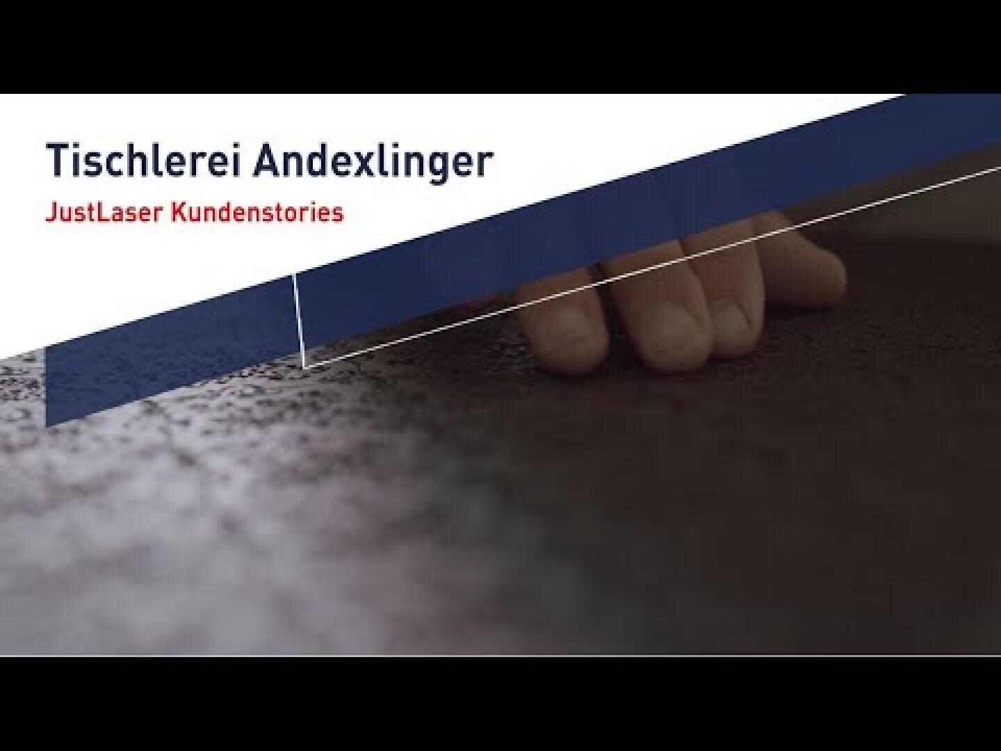 Eine Nahaufnahme der Hand einer Person, die eine strukturierte Oberfläche berührt, mit dem Text Tischlerei Andexlinger und JustLaser Kundenstories in deutscher Sprache überlagert. Blaue und weiße diagonale Formen umrahmen den oberen Teil.