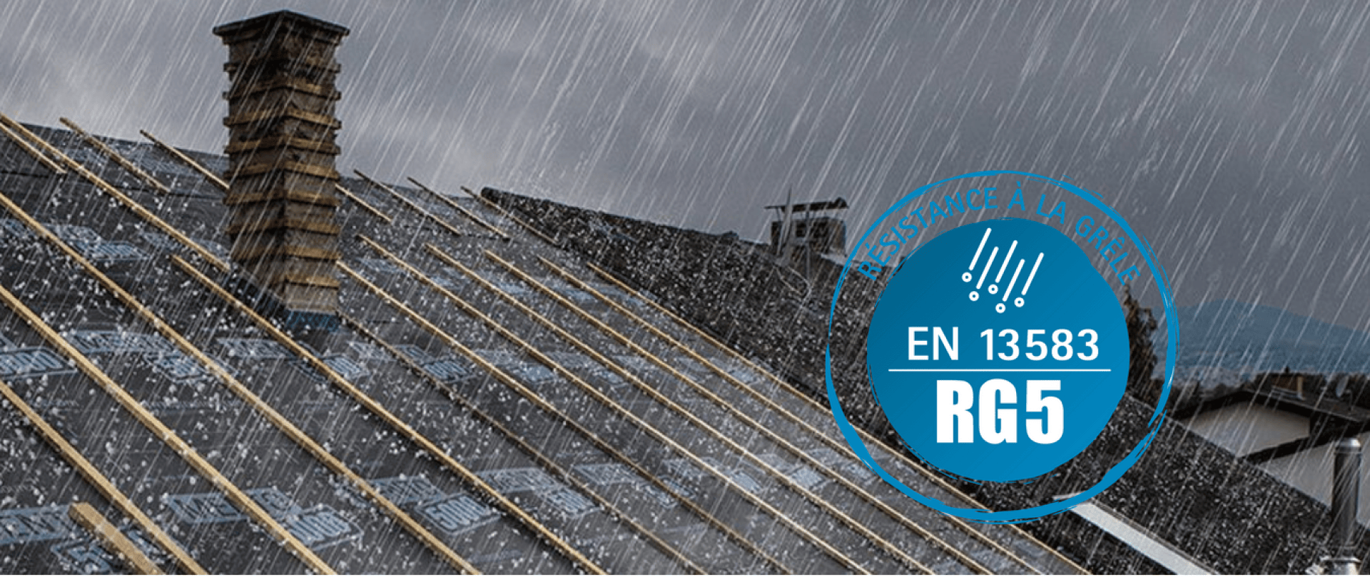 Une toiture en pente en cours de construction est représentée sous une pluie battante, avec des matériaux de couverture et des lattes de bois visibles. Une étiquette circulaire bleue indique EN 13583 RG5 et comporte un symbole de résistance à la pluie.