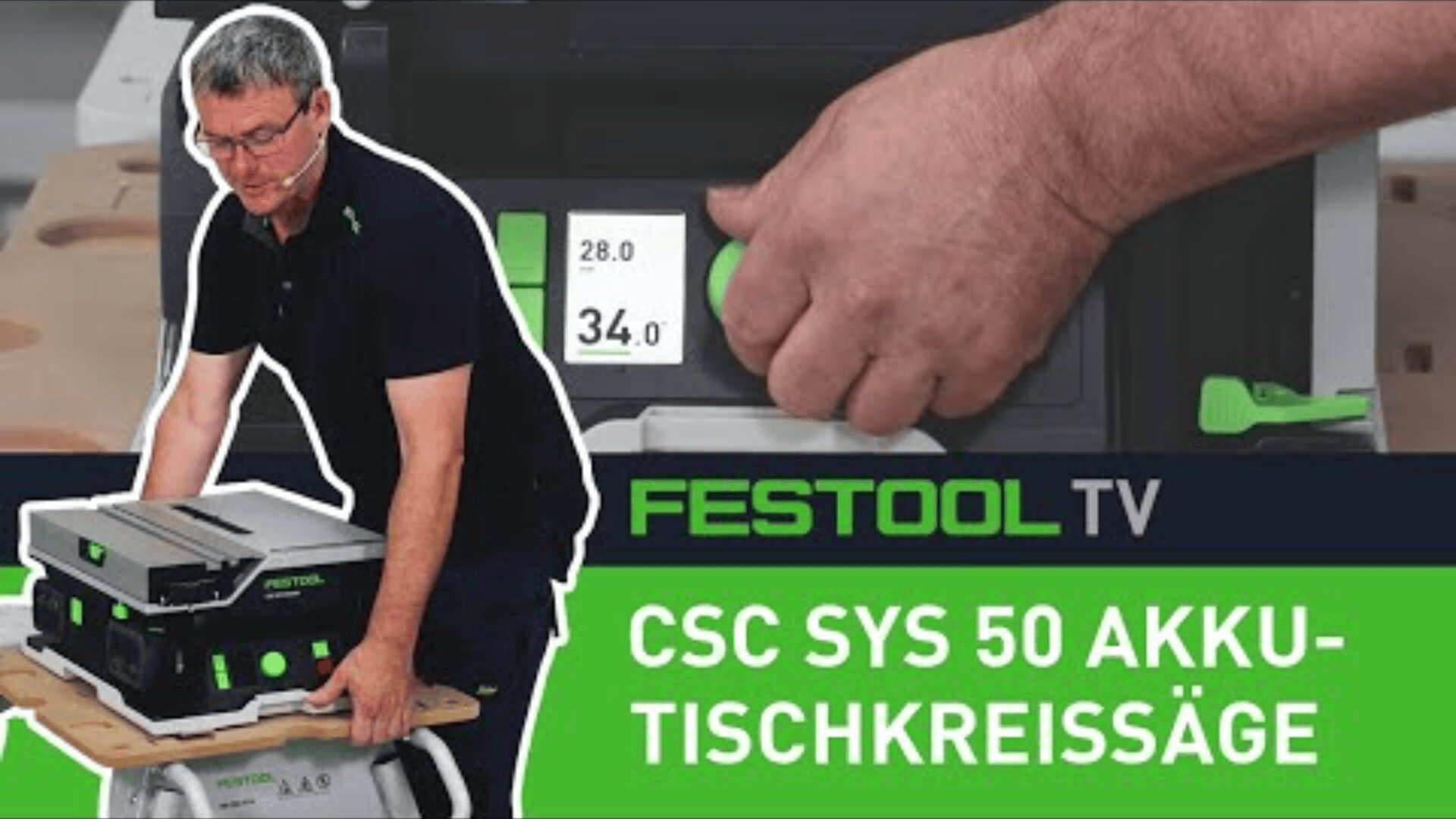 Ein Mann demonstriert die Akku-Tischkreissäge CSC SYS 50 von Festool, indem er die Bedienelemente einstellt und das Gerät auf einer Werkbank vorführt. Der Text lautet FESTOOL TV CSC SYS 50 AKKU-TISCHKREISSÄGE.
