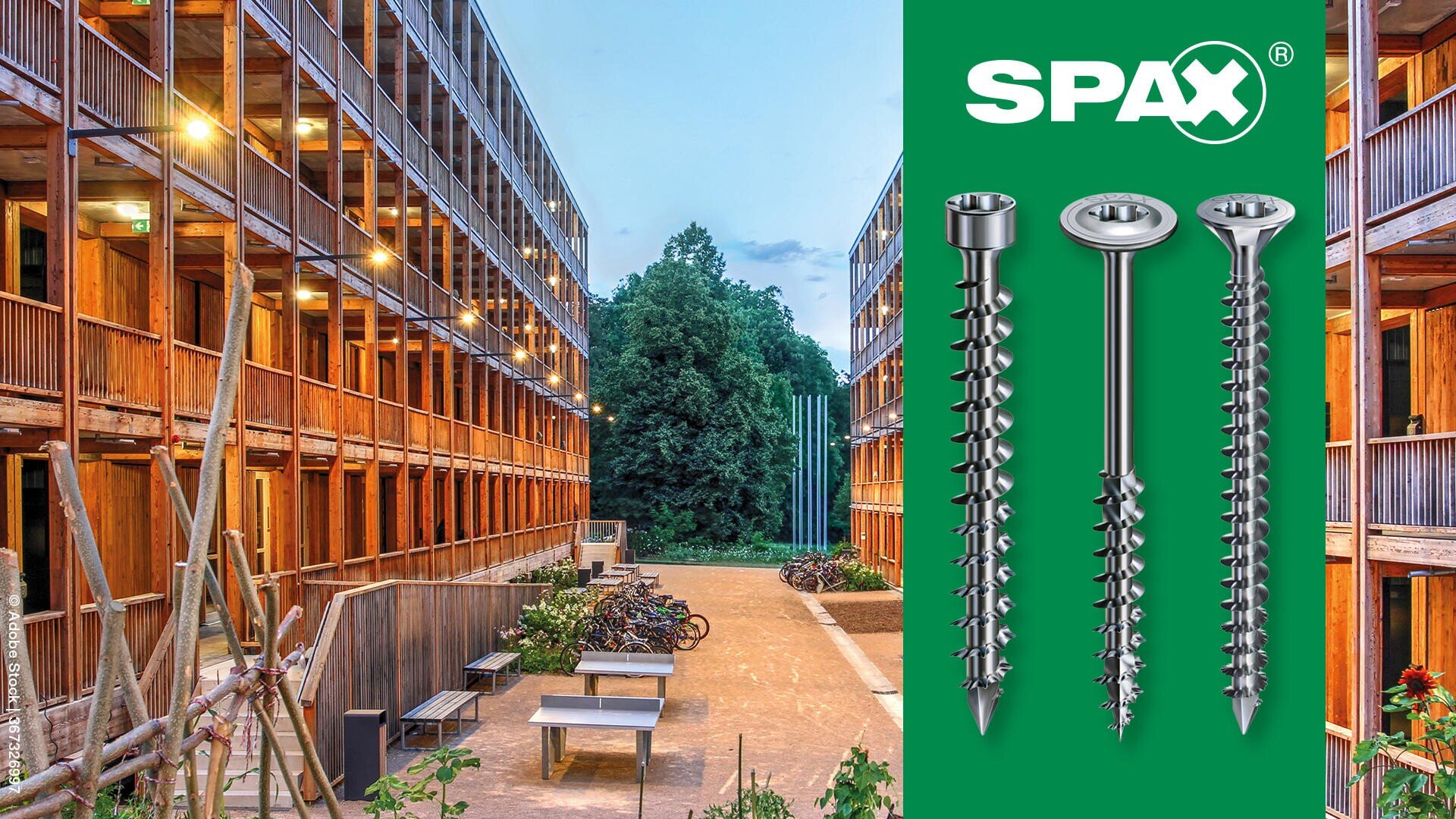 À gauche, une cour d'immeuble en bois au crépuscule ; à droite, le logo SPAX apparaît au-dessus de trois grandes vis disposées verticalement sur un fond vert.