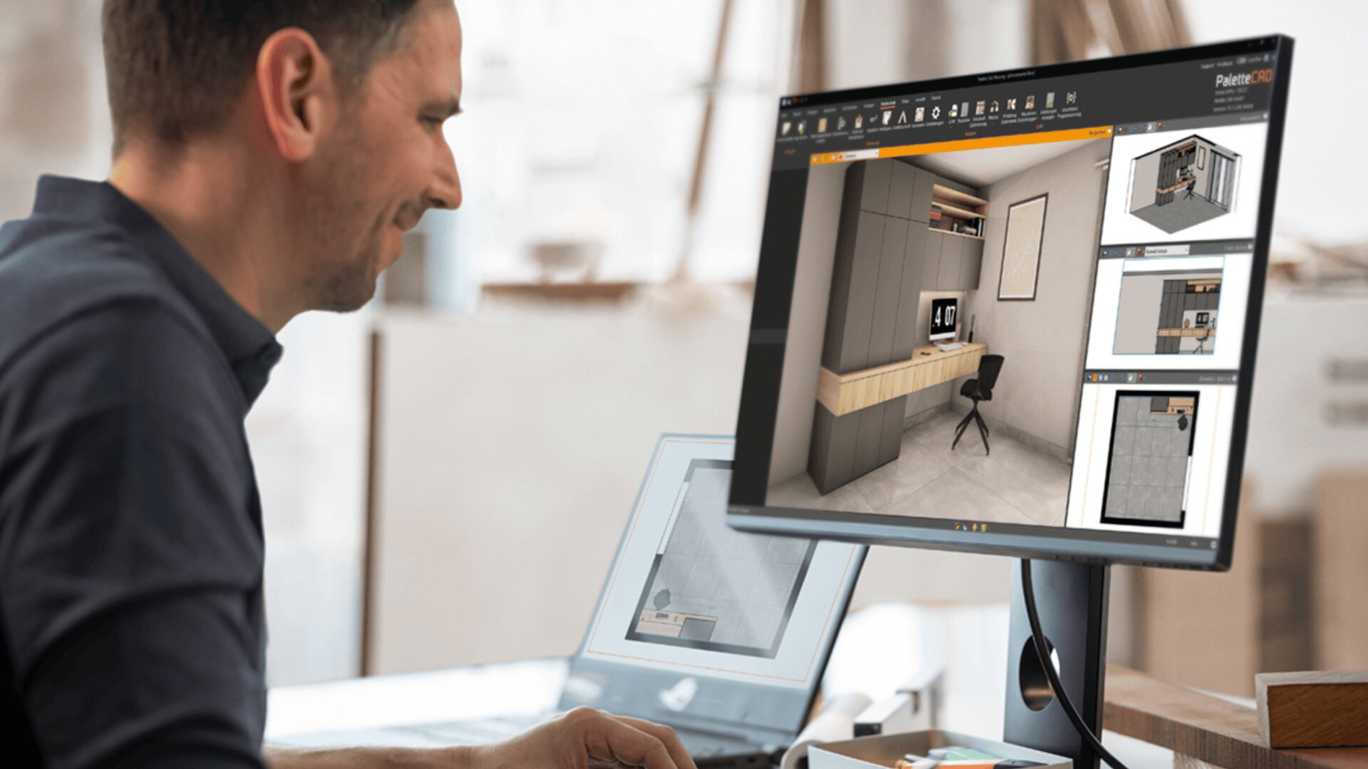 Une personne est assise à un bureau et utilise un ordinateur portable connecté à un grand écran qui affiche un logiciel d'aménagement intérieur avec des modèles de pièces en 3D et des plans d'étage à l'écran.