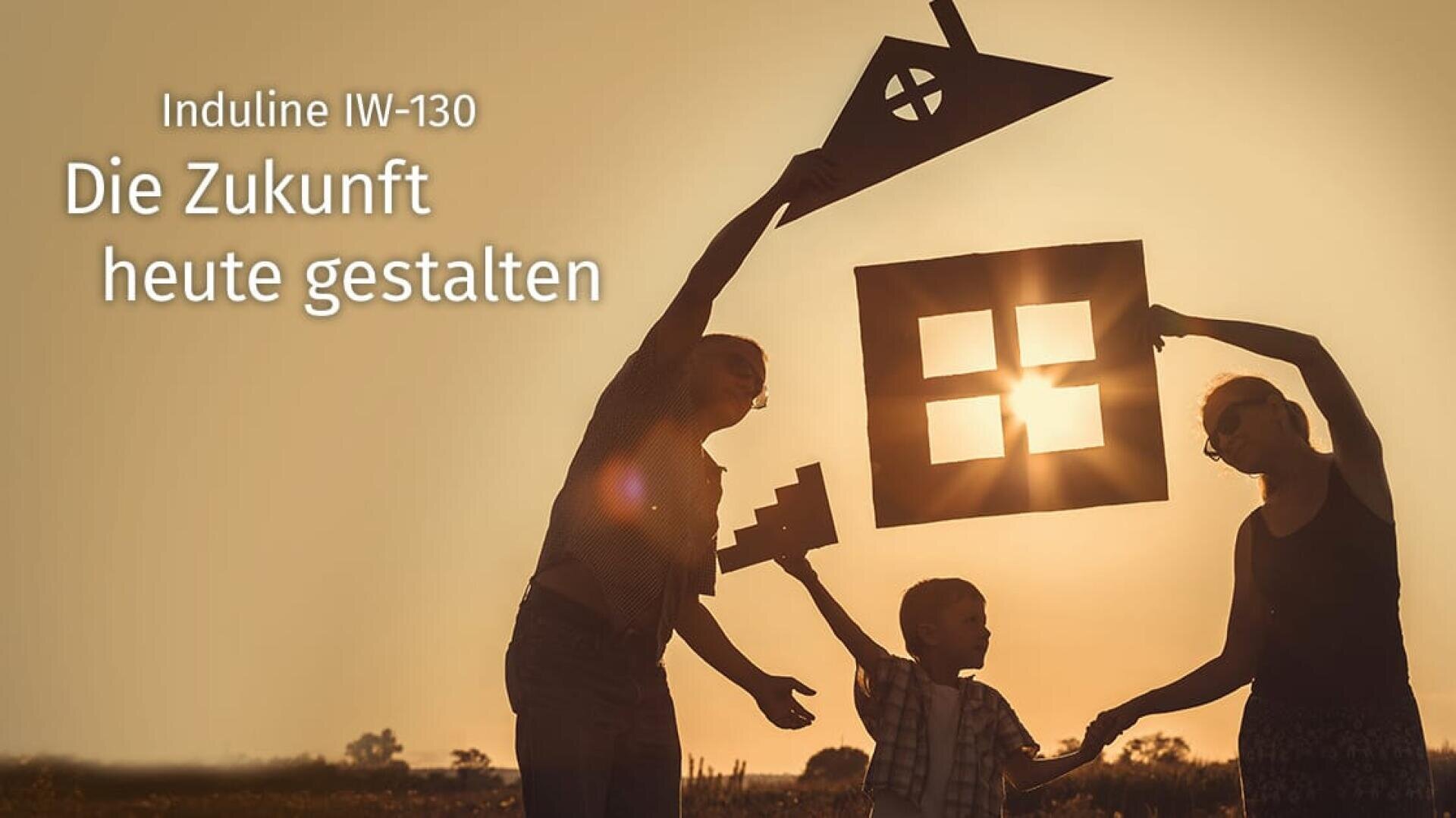 Silhouetten zweier Erwachsener und eines Kindes, die vor einem Sonnenuntergangshimmel hausförmige Ausschnitte halten. Der deutsche Text lautet: Induline IW-130. Die Zukunft heute gestalten".