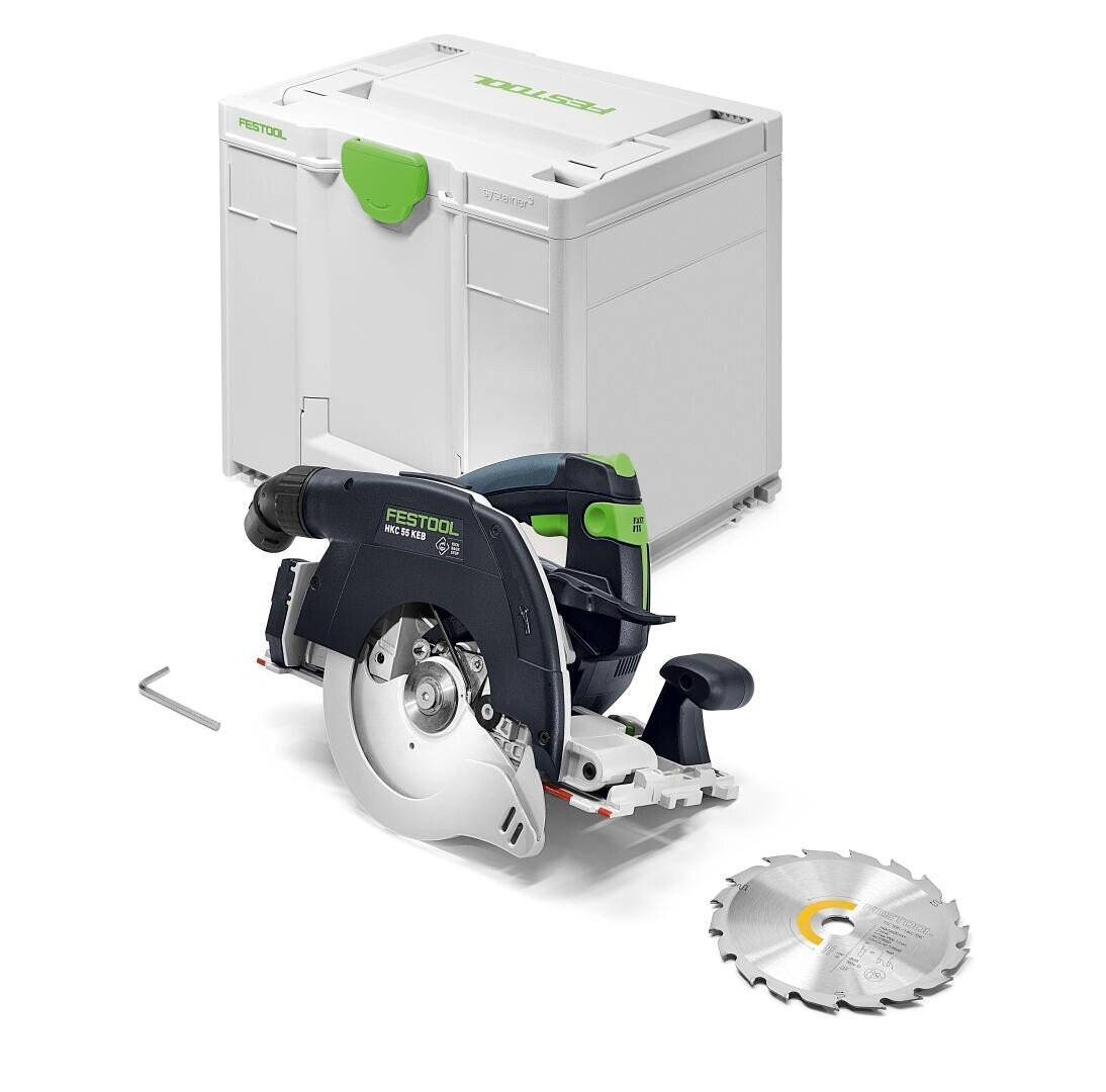 Eine Akku-Kreissäge von Festool mit einem silbernen Blatt, einem Sechskantschlüssel, einem separaten Sägeblatt und einem weißen Festool Aufbewahrungskoffer im Hintergrund. Die Werkzeuge haben grüne und schwarze Akzente.