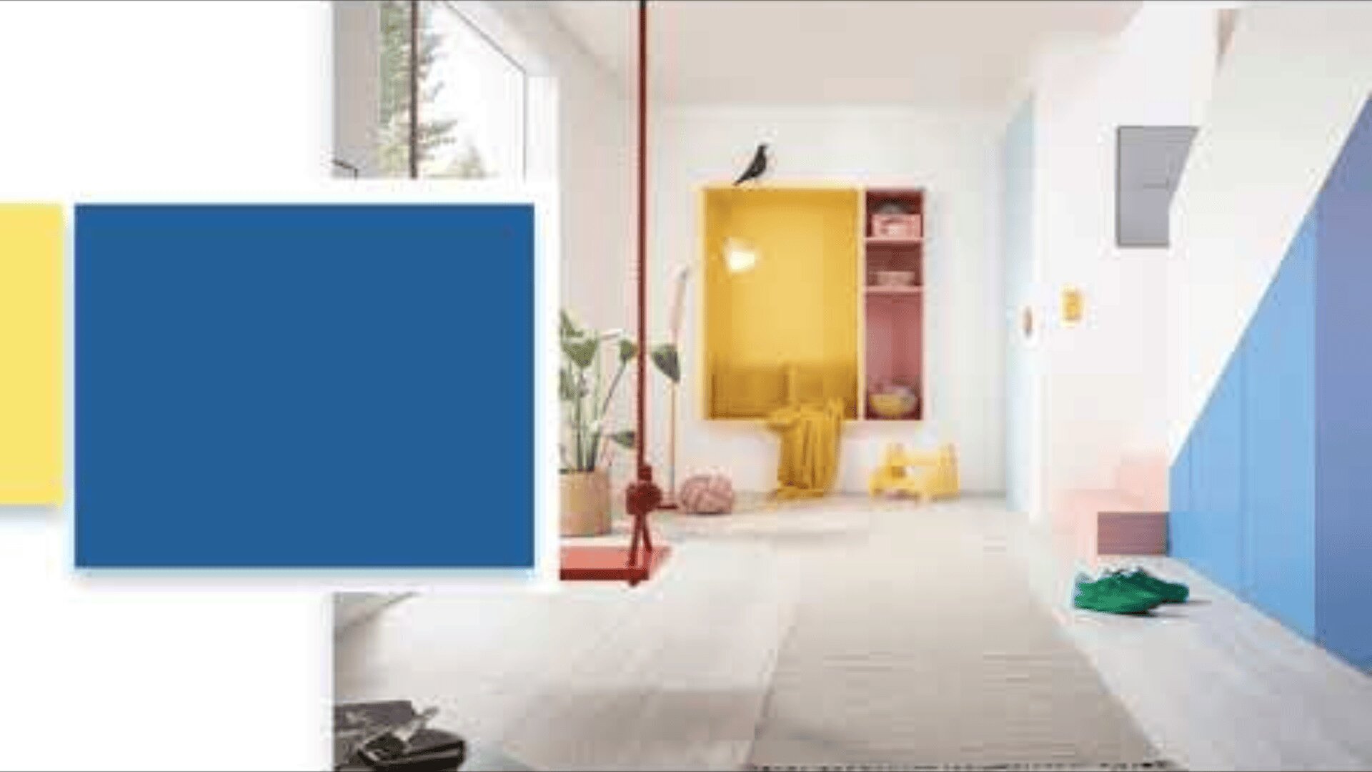 Ein heller, moderner Raum mit gelben, blauen und roten Akzenten, mit einem gelben Alkoven, Zimmerpflanzen und übereinanderliegenden geometrischen Farbblöcken auf der linken Seite des Bildes.
