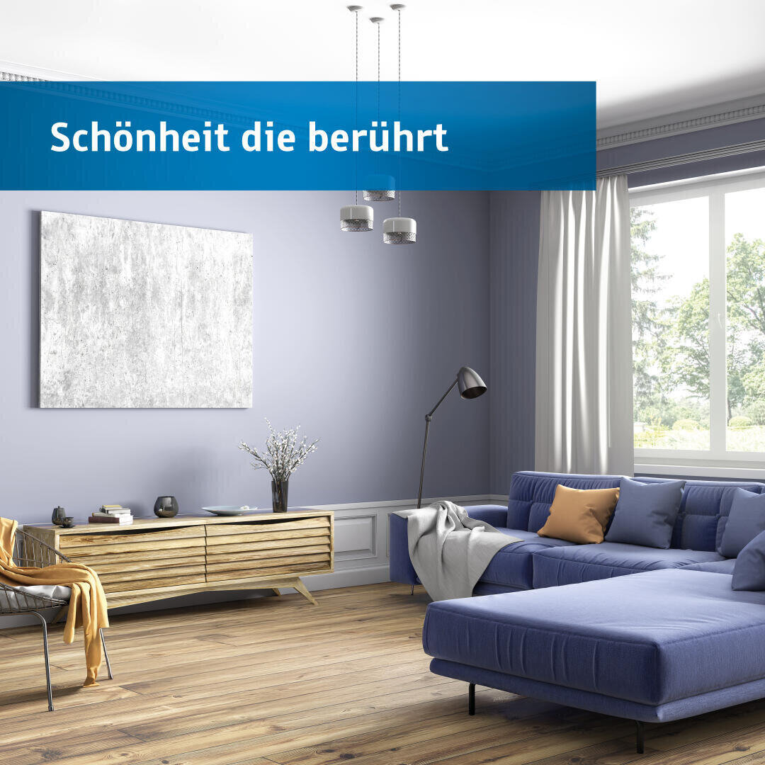 Ein modernes Wohnzimmer mit einem blauen Sektionssofa, einem hölzernen Sideboard, abstrakter Wandkunst, einer Stehlampe, einem großen Fenster und dem deutschen Text "Schönheit die berührt" auf einem blauen Banner am oberen Rand.