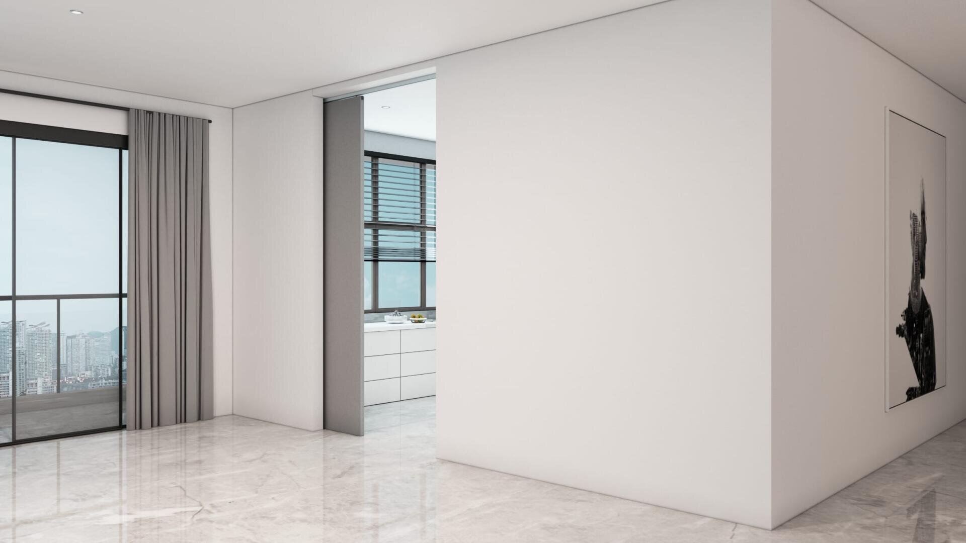 Ein moderner, minimalistischer Raum mit Marmorböden, weißen Wänden und einem großen Fenster mit Stadtblick und Vorhängen. Durch eine offene Tür ist ein Teil der Küche mit weißen Schränken zu sehen.