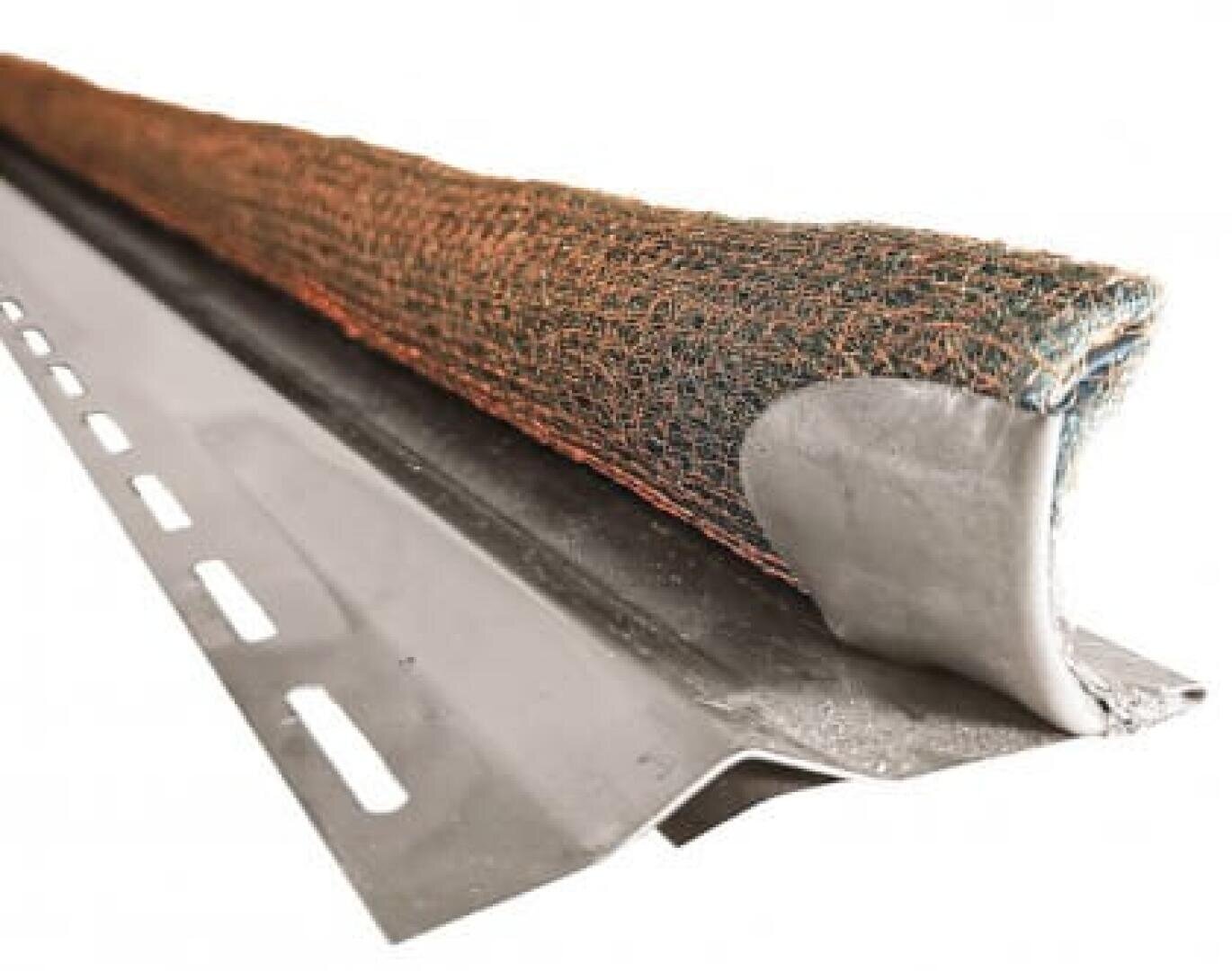 Nahaufnahme eines Metalldachentlüfters mit aufgesetztem Netzfiltermaterial, der für die Belüftung des Dachbodens bestimmt ist. Der Entlüfter hat einen perforierten Metallboden und ein aufgerolltes Maschenmaterial oben.