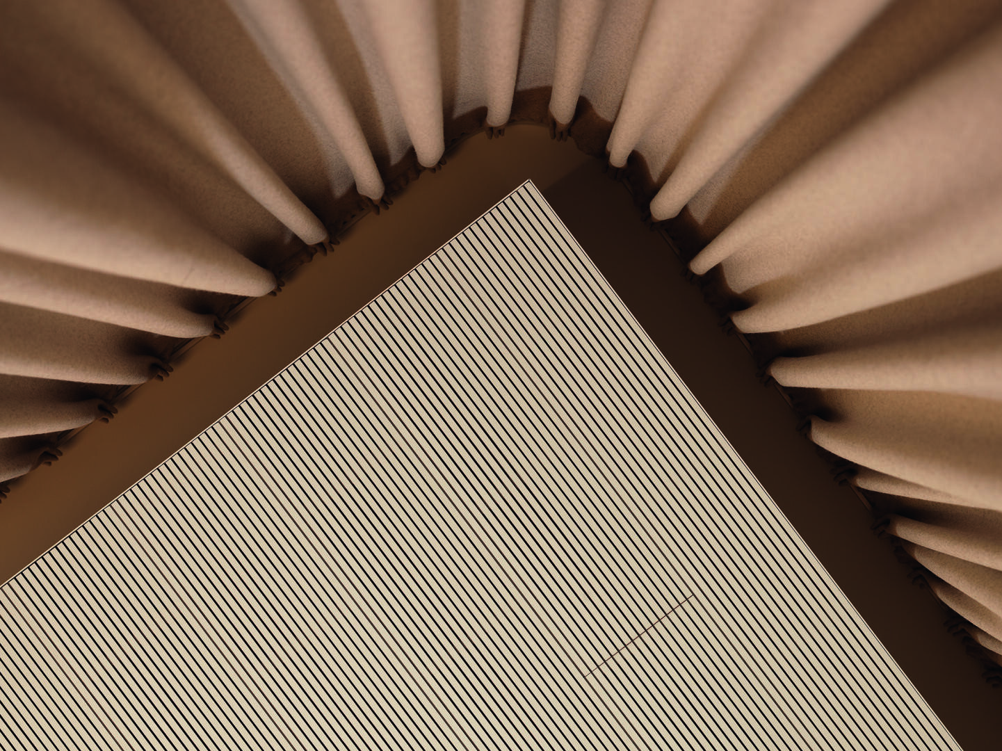 Abstraktes Bild, das ein geometrisches Muster zeigt: Geriffelte braune Stoffbahnen wölben sich um den oberen Rand, während eine scharfe, diagonale, gestreifte rechteckige Fläche den unteren Teil einnimmt und Texturen und Schattierungen kontrastiert.