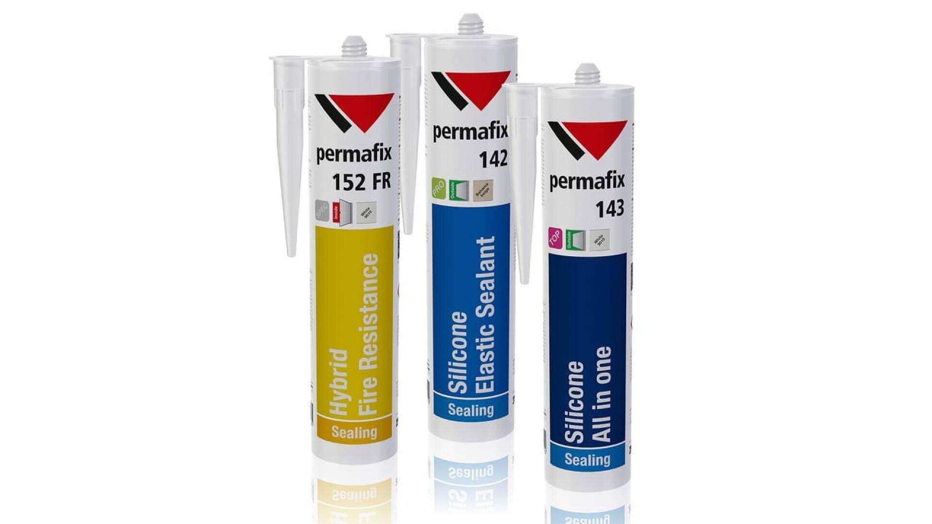 Trois tubes de mastic Permafix sont posés à la verticale. Le tube jaune est étiqueté "Hybrid Fire Resistance", le tube bleu clair "Silicone Elastic Sealant" et le tube bleu foncé "Silicone All in one". Des bouchons blancs sont attachés à chaque tube.
