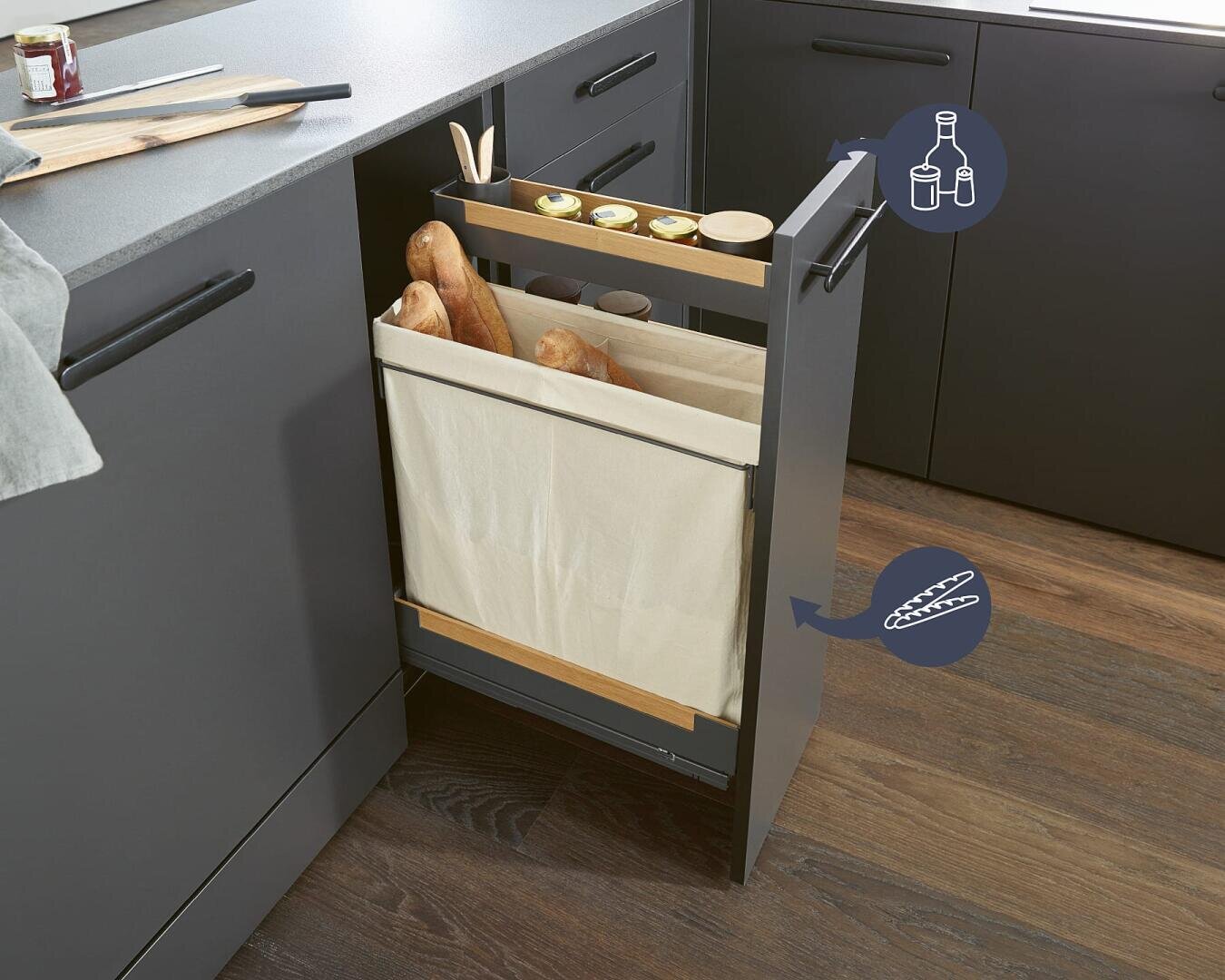 Eine ausziehbare Küchenschublade mit einer Stofftasche, die Baguettes und kleine Gläser auf einem Holztablett enthält, in einer modernen Küche mit dunklen Schränken und Holzfußboden. Icons von Brot und Flaschen sind überlagert.