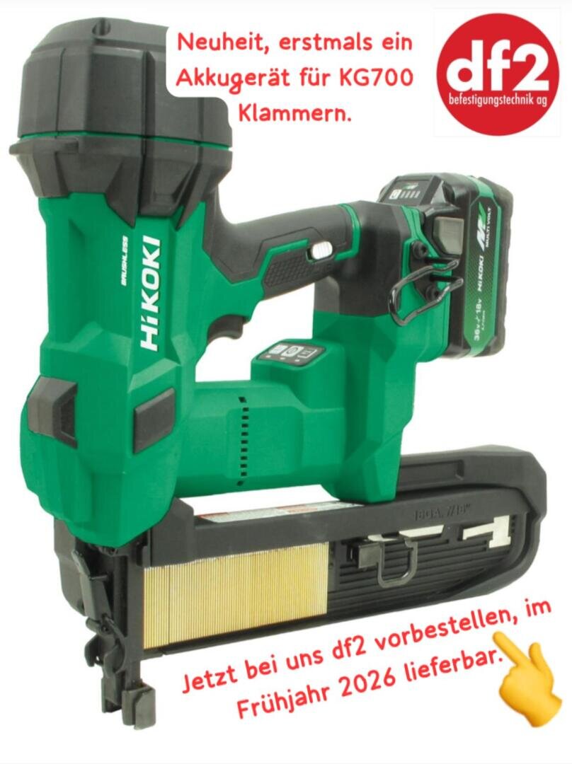 Un pistolet à clous sans fil HIKOKI vert et noir avec une batterie et une bande de clous, représenté avec un texte en allemand faisant la promotion d'un nouveau produit disponible en précommande chez df2, livrable au printemps 2026.