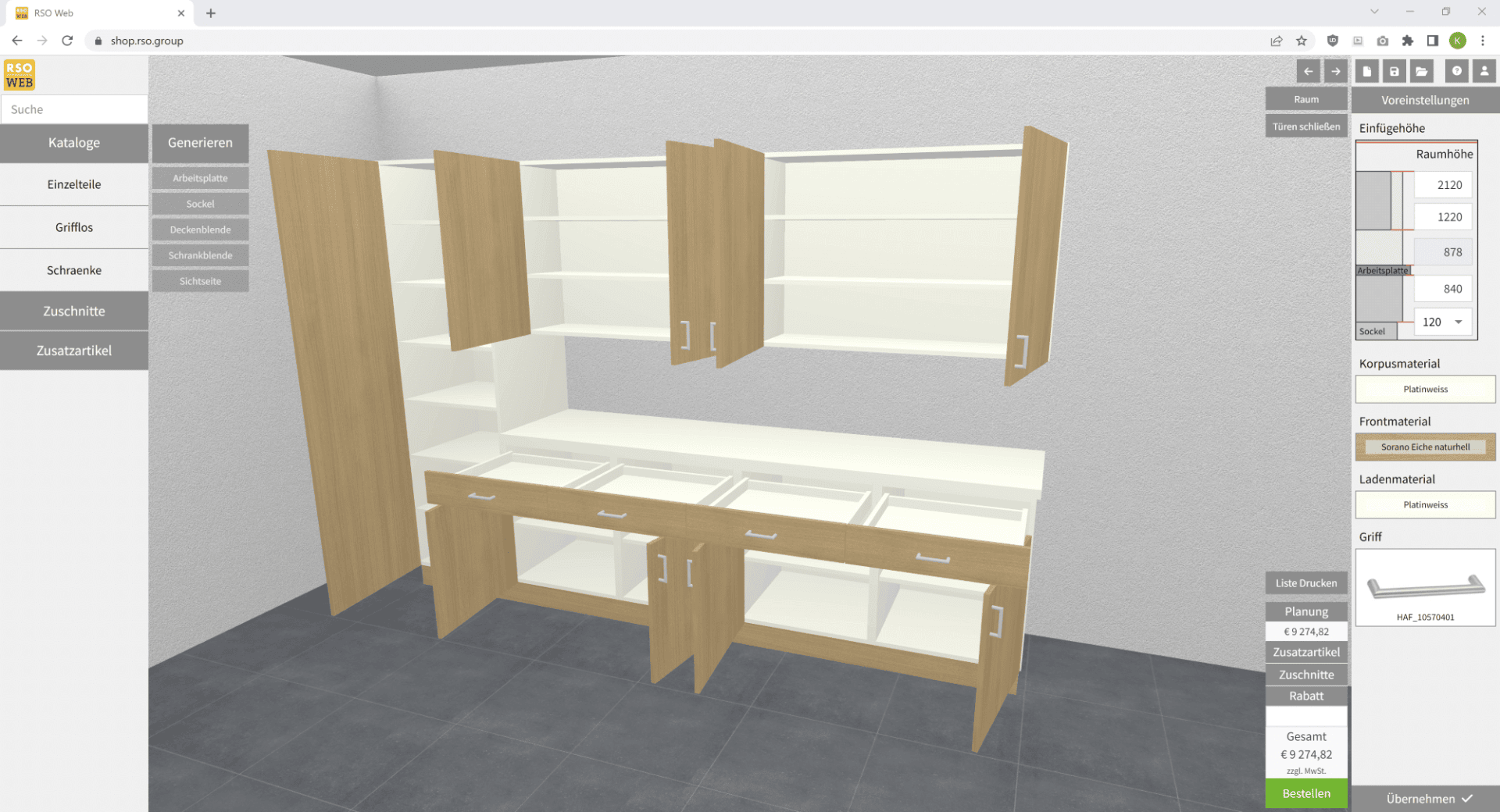 Eine 3D-Küchenplanungsoberfläche, die ein Küchenlayout mit hellen Holz- und weißen Schränken, Oberschränken und Schubladen auf einem dunklen Fliesenboden zeigt. Auf der rechten Seite des Bildschirms sind Gestaltungsoptionen und Maße aufgeführt.