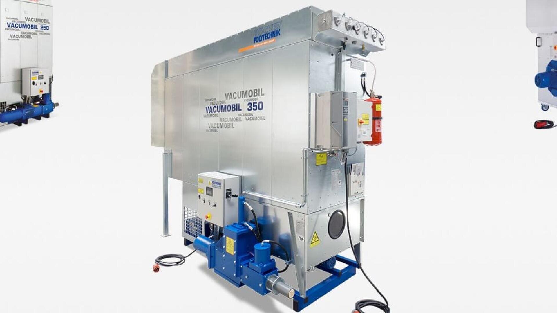 Un grand système d'aspiration industriel étiqueté VacuMobil 350 avec un corps métallique, un moteur bleu, plusieurs câbles et un extincteur monté, sur un fond blanc uni.