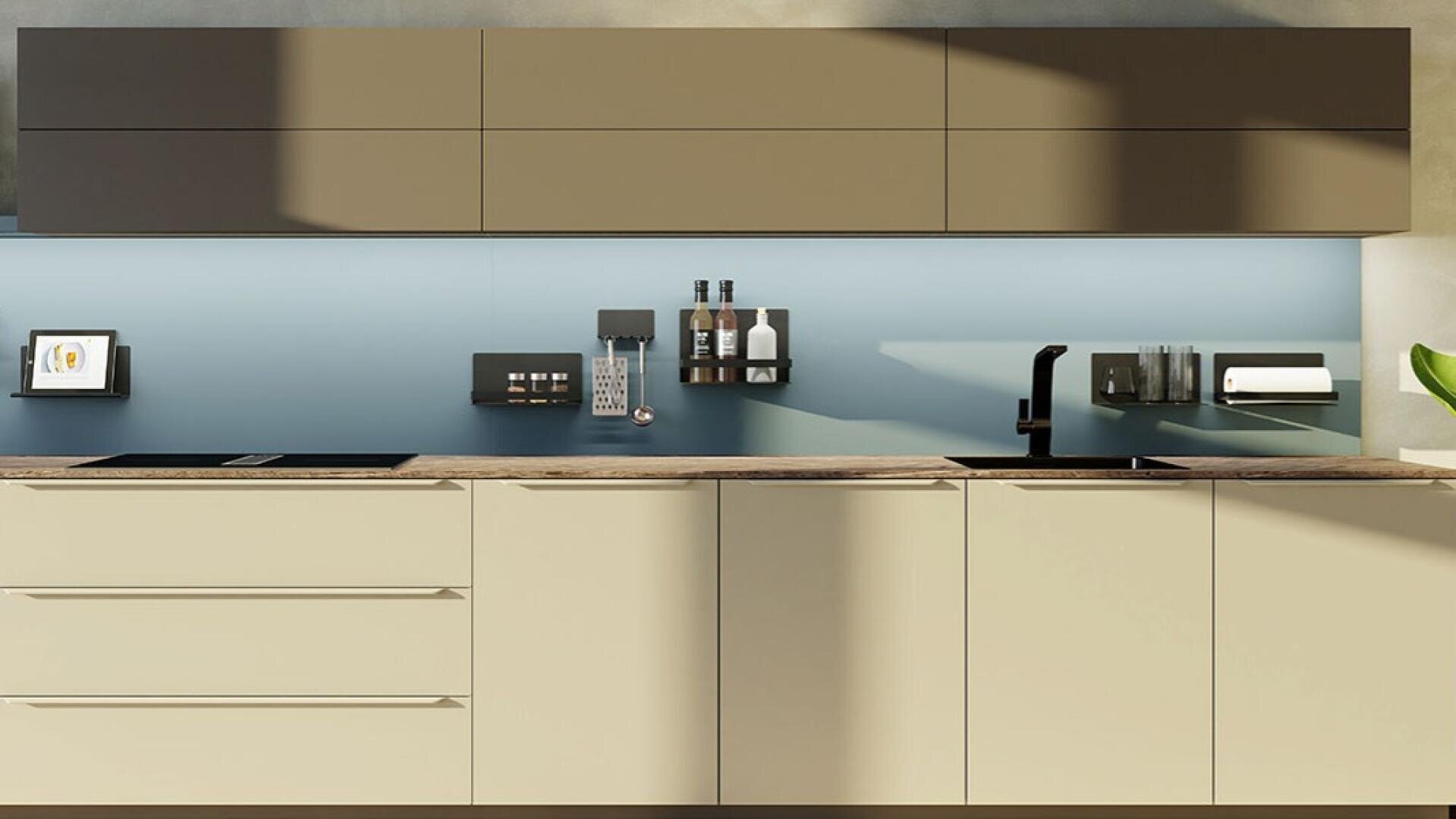 Cuisine moderne avec des meubles inférieurs beiges et des meubles supérieurs taupe, un plan de travail en bois clair, un robinet noir, un dosseret bleu et des étagères bien rangées contenant des bouteilles, un téléphone et un rouleau d'essuie-tout.