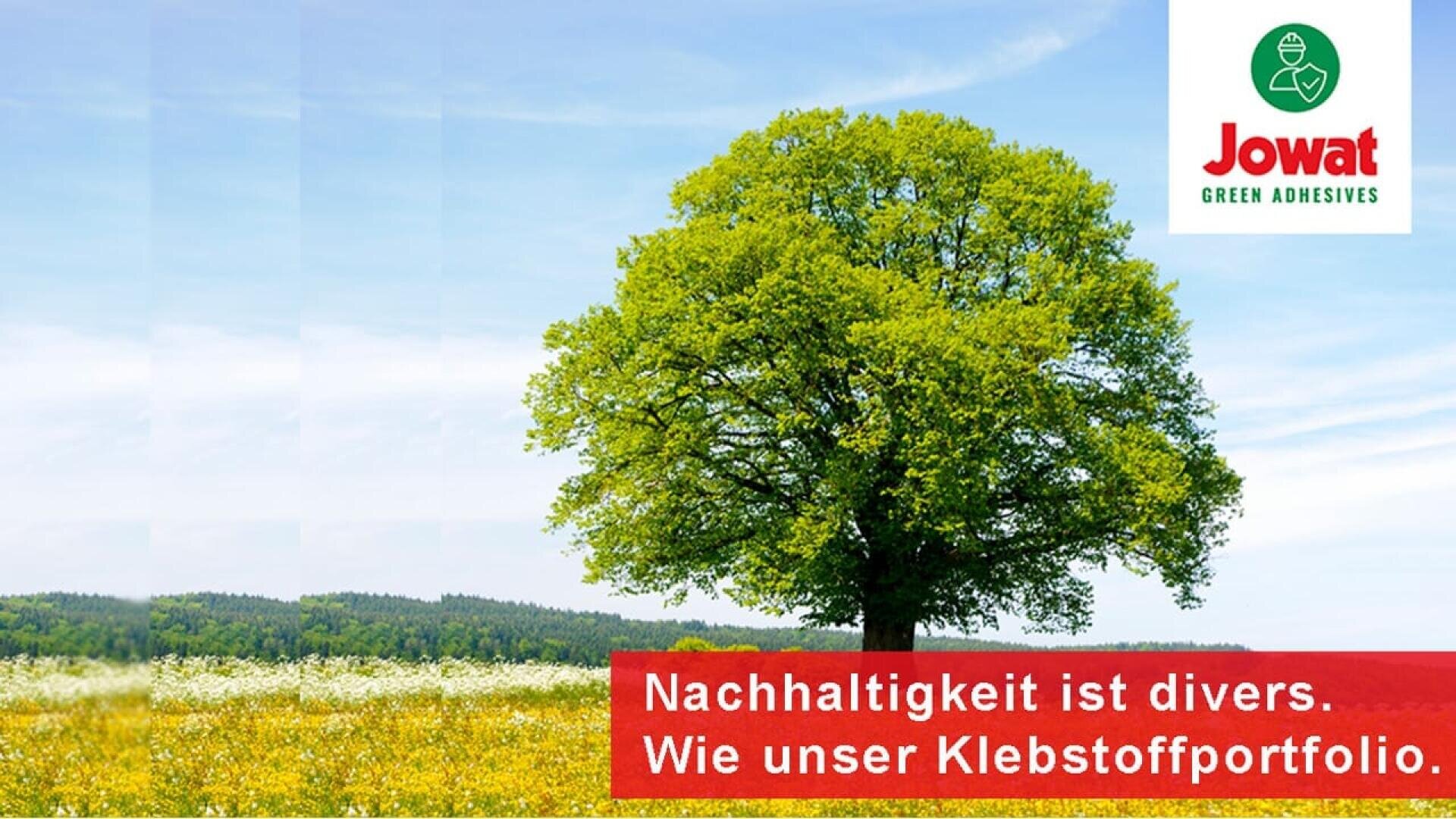 Un grand arbre vert se dresse dans un champ de fleurs sauvages sous un ciel bleu. Dans le coin, le logo de Jowat Green Adhesives est visible. Une bannière rouge indique : "Nachhaltigkeit ist divers : Nachhaltigkeit ist divers. Wie unser Klebstoffportfolio.