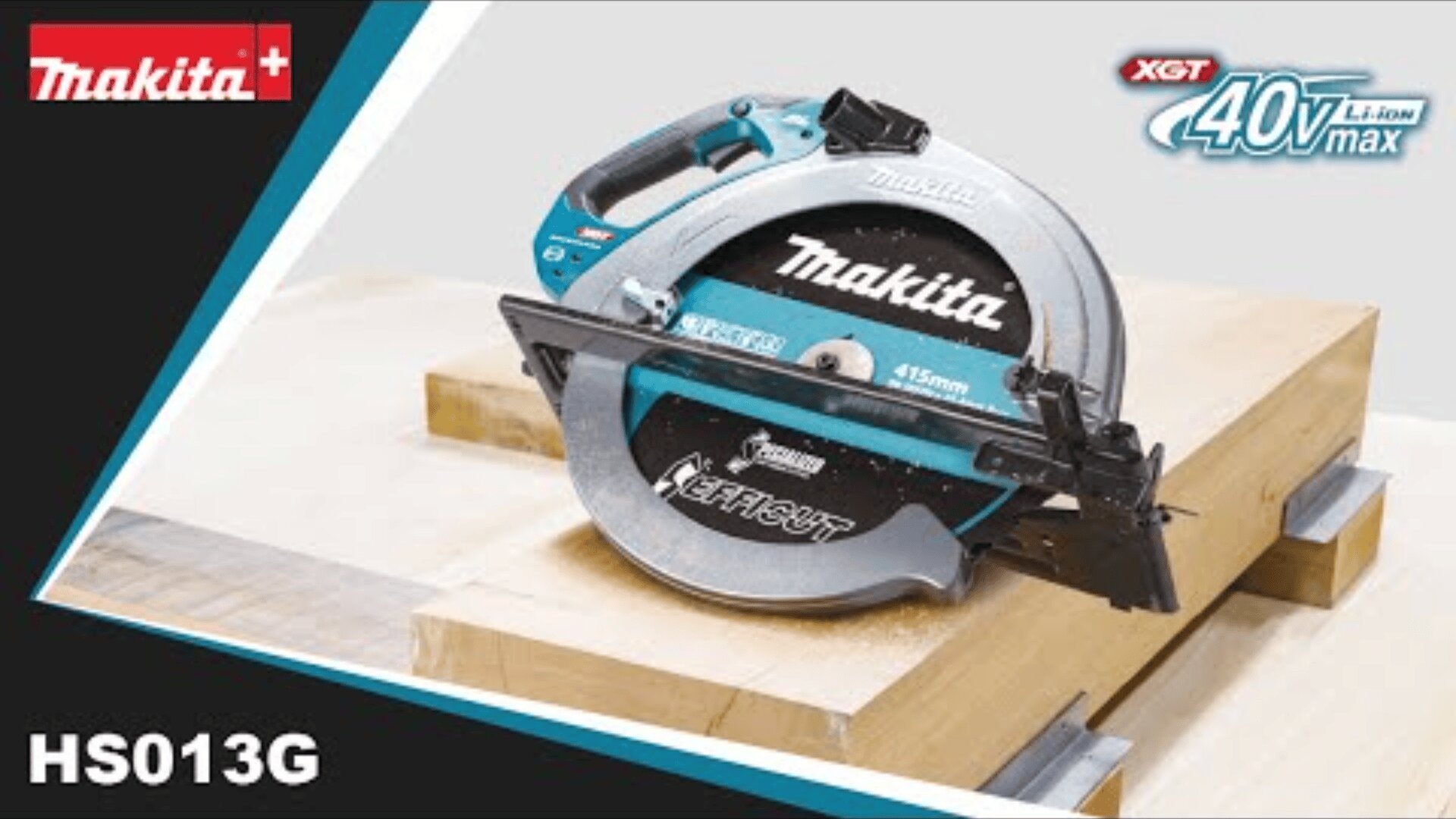 Une scie circulaire Makita HS013G est placée sur des planches de bois. L'image montre les logos de Makita et XGT 40V Max dans les coins supérieurs et le numéro de modèle HS013G en bas.