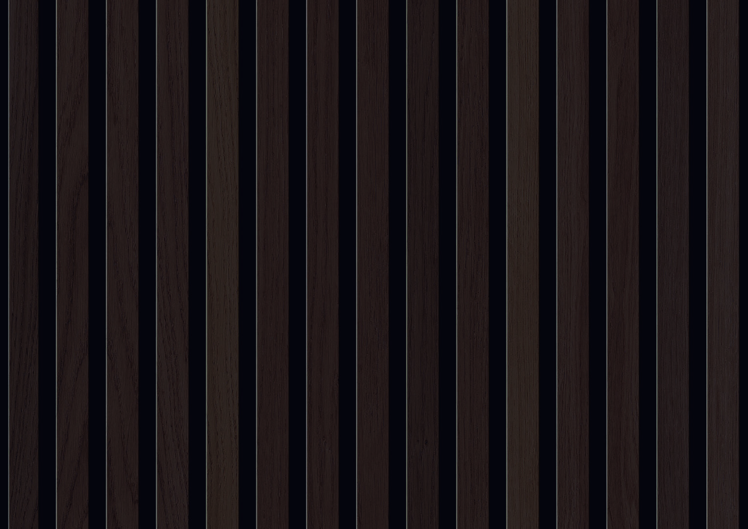 Des lattes de bois verticales foncées réparties uniformément sur l'image, créant un motif moderne et linéaire avec une alternance d'ombres et de lumières.