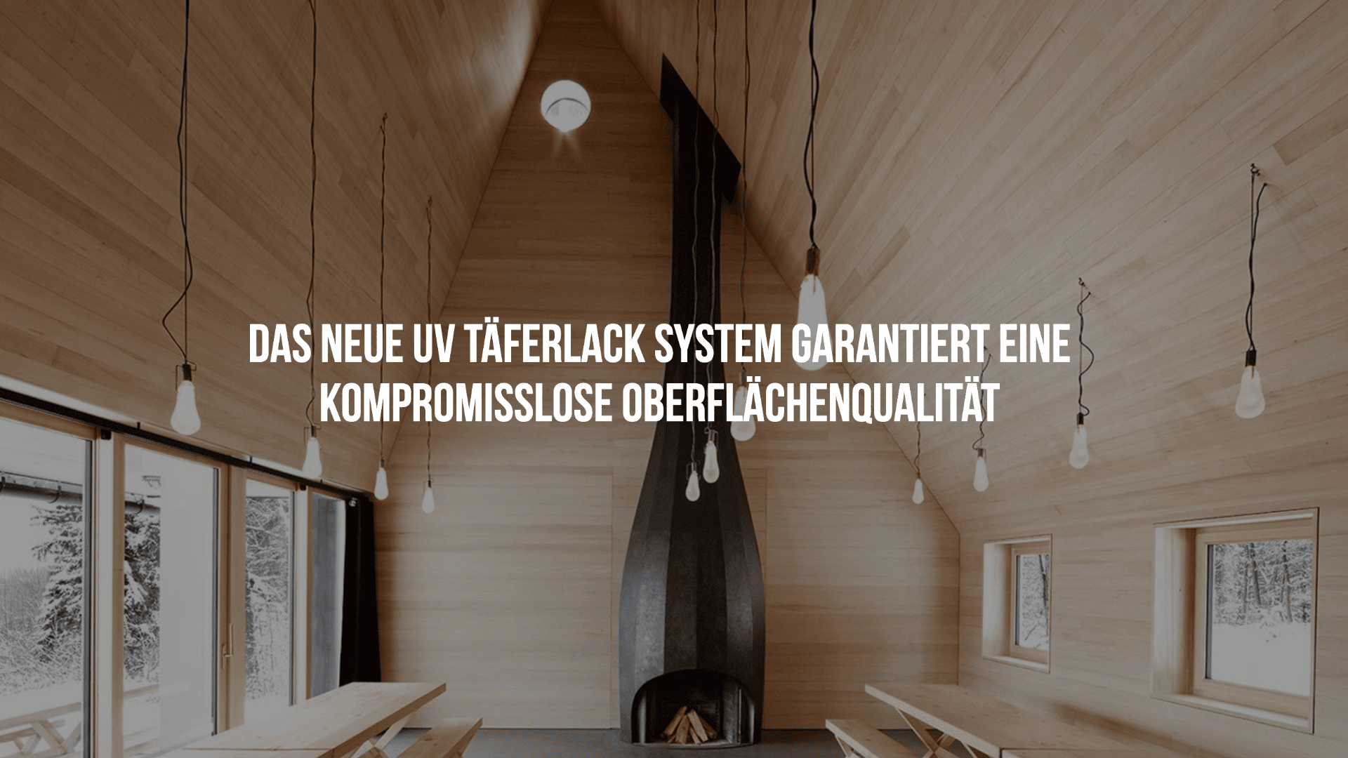 Ein moderner, holzgetäfelter Essbereich mit großen Fenstern, Tischen im Picknick-Stil, hängenden Glühbirnen und einem zentralen schwarzen Kamin. Ein deutscher Text überlagert das Bild über ein UV-Beschichtungssystem, das eine kompromisslose Oberflächenqualität garantiert.