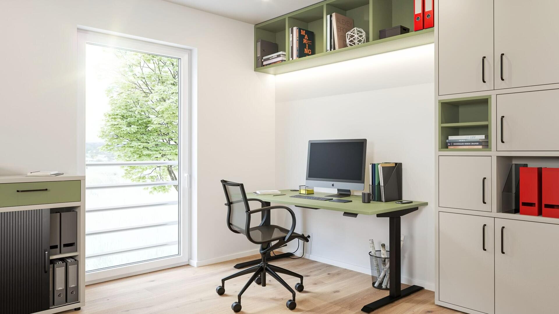 Bureau moderne avec une grande fenêtre, un bureau vert et blanc, une chaise en maille noire, un ordinateur, une lampe de bureau, des livres, des étagères avec des dossiers et de la décoration, un sol en bois clair et de nombreuses armoires de rangement encastrées.