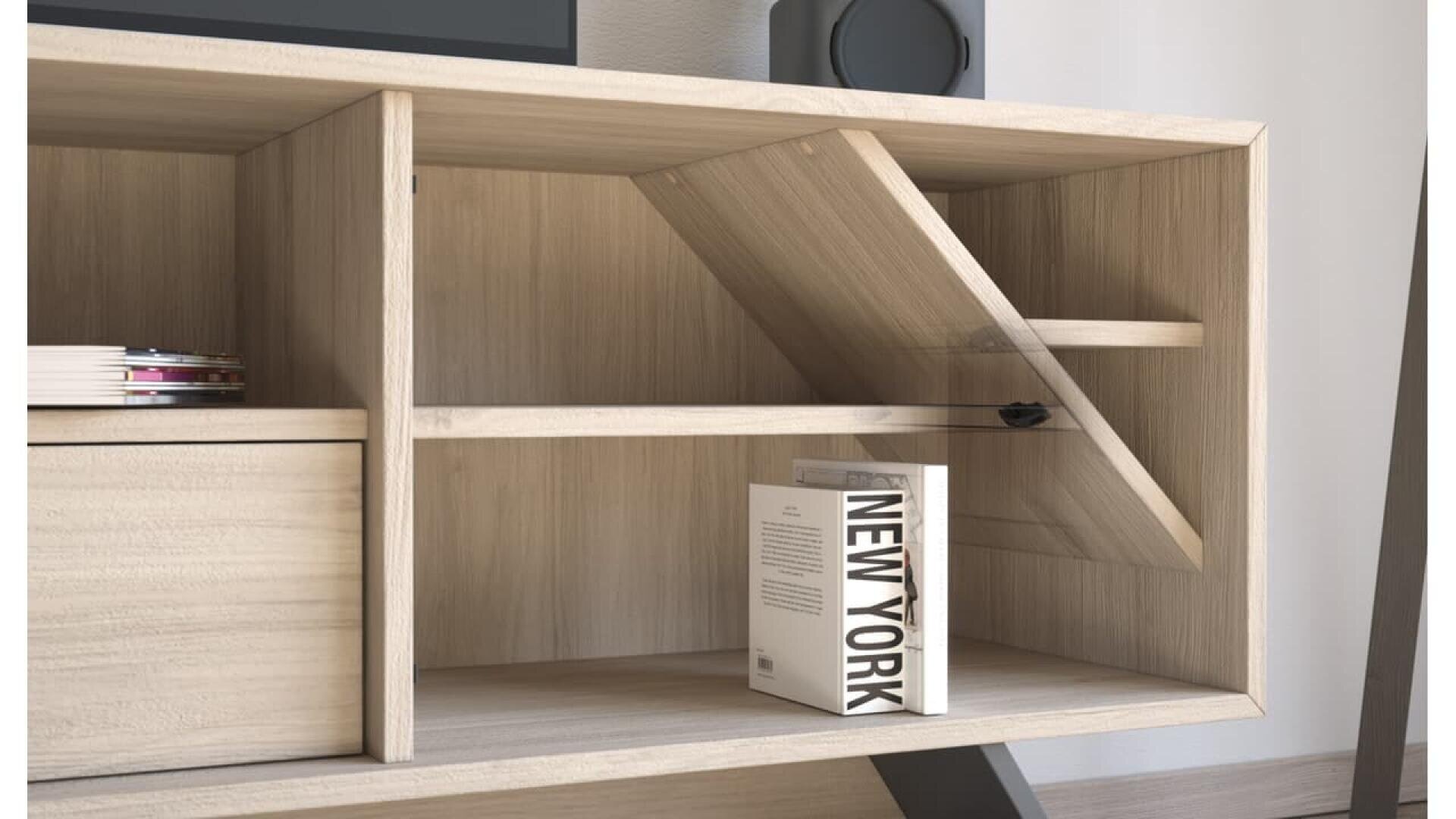 Une étagère en bois à plusieurs compartiments, dont l'un avec une porte inclinée partiellement ouverte, contenant un livre intitulé New York et quelques CD empilés dans une autre section.
