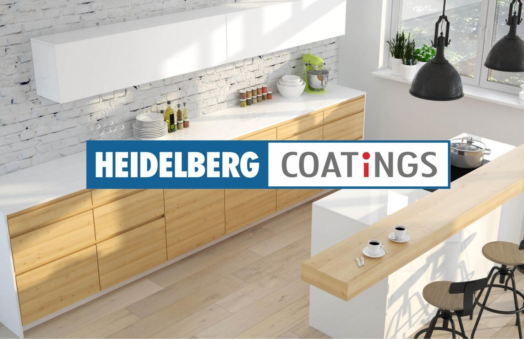Cuisine moderne avec armoires en bois clair, comptoirs blancs et mur en briques. La lumière du soleil traverse de grandes fenêtres. Les mots "Heidelberg Coatings" sont affichés en évidence au centre de l'image.