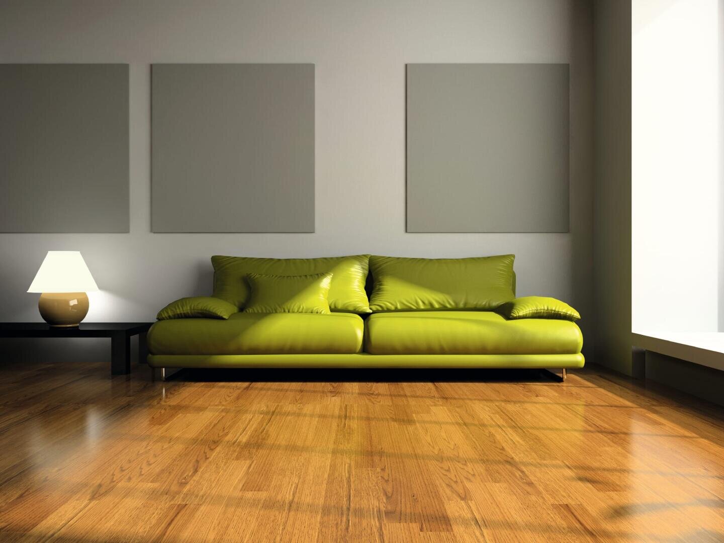 Ein modernes Wohnzimmer mit einem grünen Sofa, drei großen grauen quadratischen Paneelen an der Wand, einem Beistelltisch mit einer beleuchteten Lampe und einem Holzfußboden. Licht fällt durch ein großes Fenster auf der rechten Seite ein.