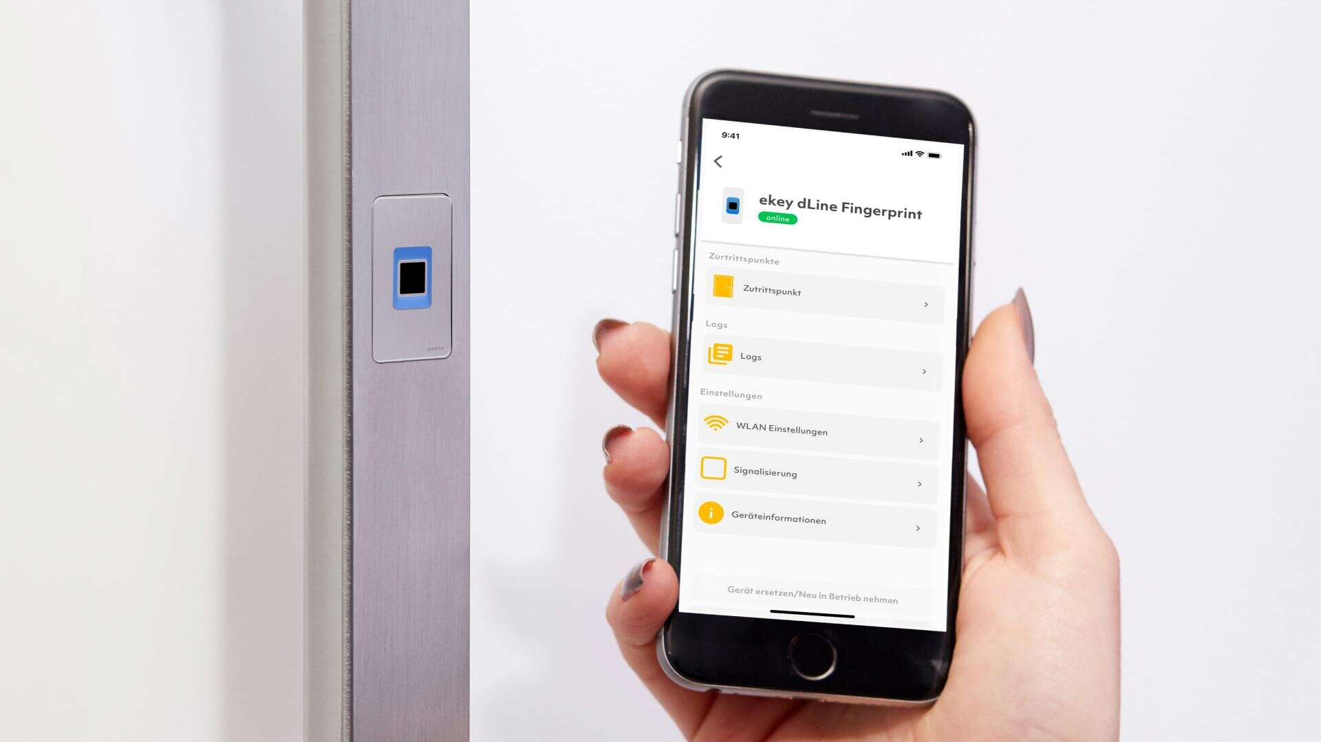 Eine Hand hält ein Smartphone, auf dem eine App zur Steuerung intelligenter Schlösser auf Deutsch angezeigt wird. Daneben ist eine Tür mit einem Fingerabdruckscanner zu sehen, der auf eine intelligente Zugangstechnologie hinweist.