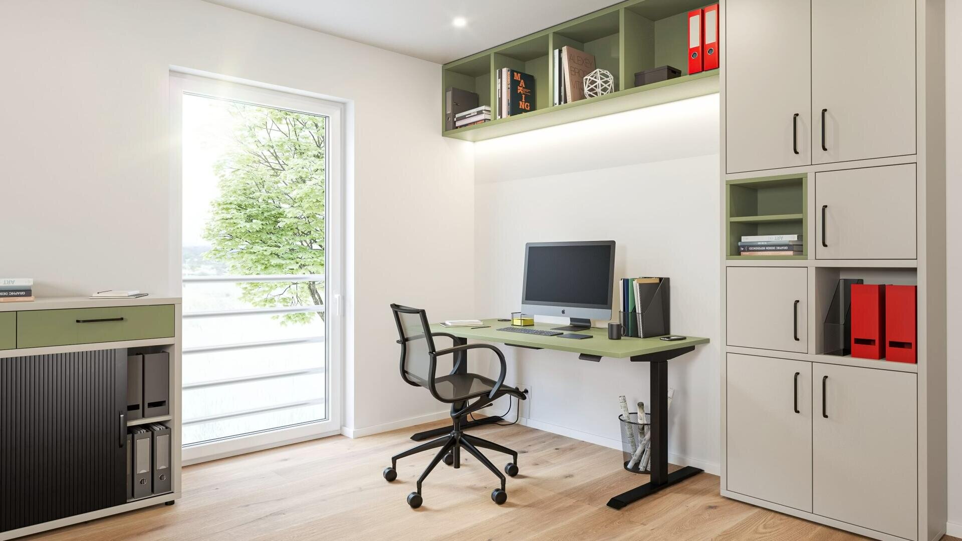 Minimalistisches Heimbüro mit grün-weißem Schreibtisch, Drehstuhl, Computer, Regalen mit Büchern und Ordnern, Schränken und einem großen Fenster, das natürliches Licht hereinlässt, mit Blick auf einen Baum draußen.