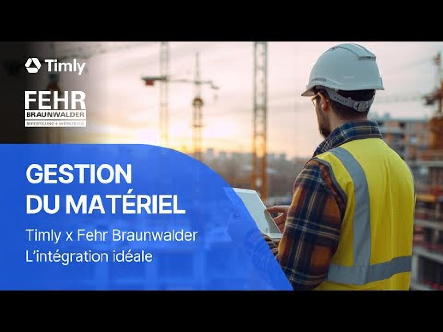 Un homme portant un casque blanc et un gilet de sécurité utilise une tablette sur un chantier de construction. Le texte à gauche se lit comme suit : "GESTION DU MATÉRIEL Timly x Fehr Braunwalder GESTION DU MATÉRIEL Timly x Fehr Braunwalder Lintégration idéale. Les logos de Timly et de Fehr Braunwalder sont visibles.