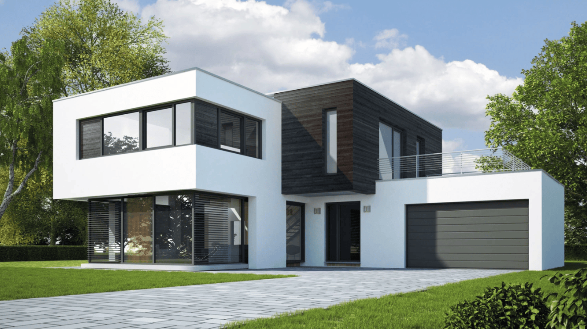 Modernes zweistöckiges Haus mit großen Fenstern, weißer und dunkler Holzfassade, angebauter Garage, Flachdach, gepflasterter Auffahrt und grünem Rasen, umgeben von Bäumen unter einem teilweise bewölkten Himmel.