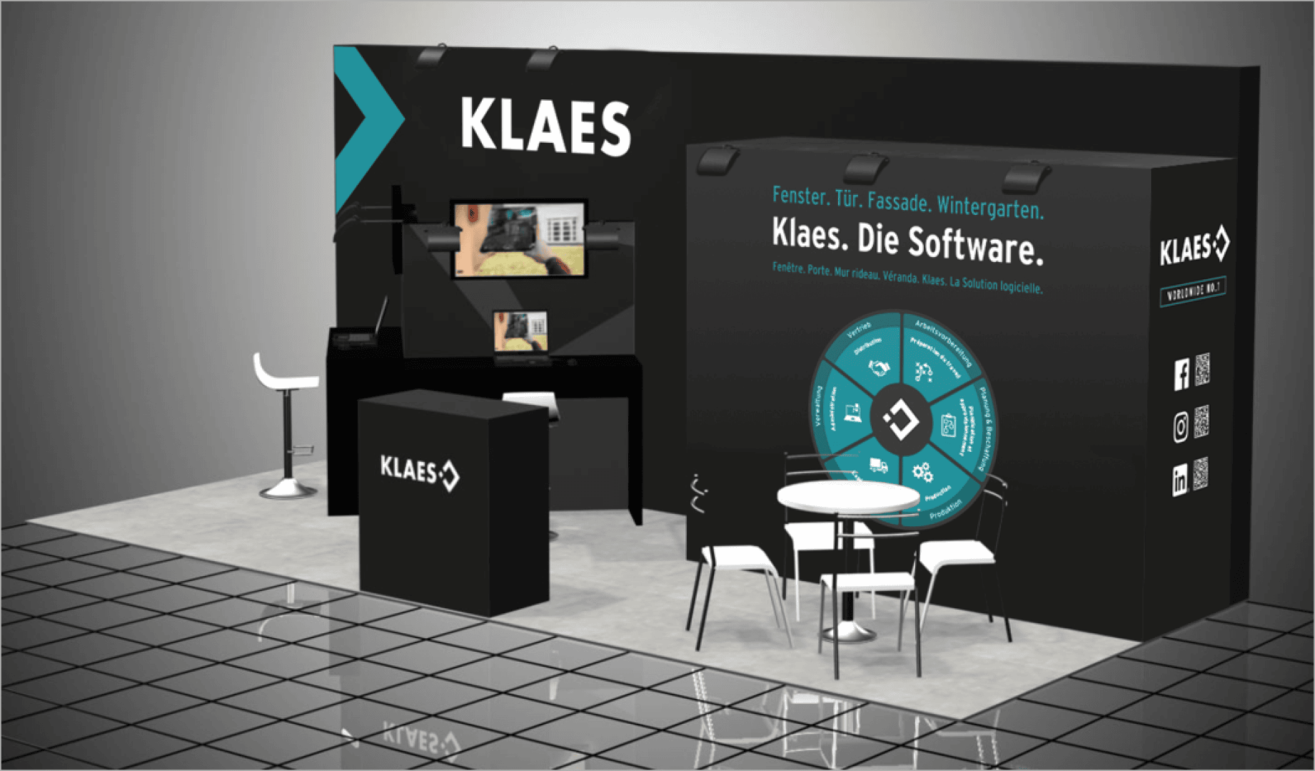 Un stand d'exposition moderne pour KLAES, avec des murs noirs avec la marque, un comptoir d'accueil, un écran, des tabourets de bar et une table ronde avec des chaises blanches sur un sol carrelé.