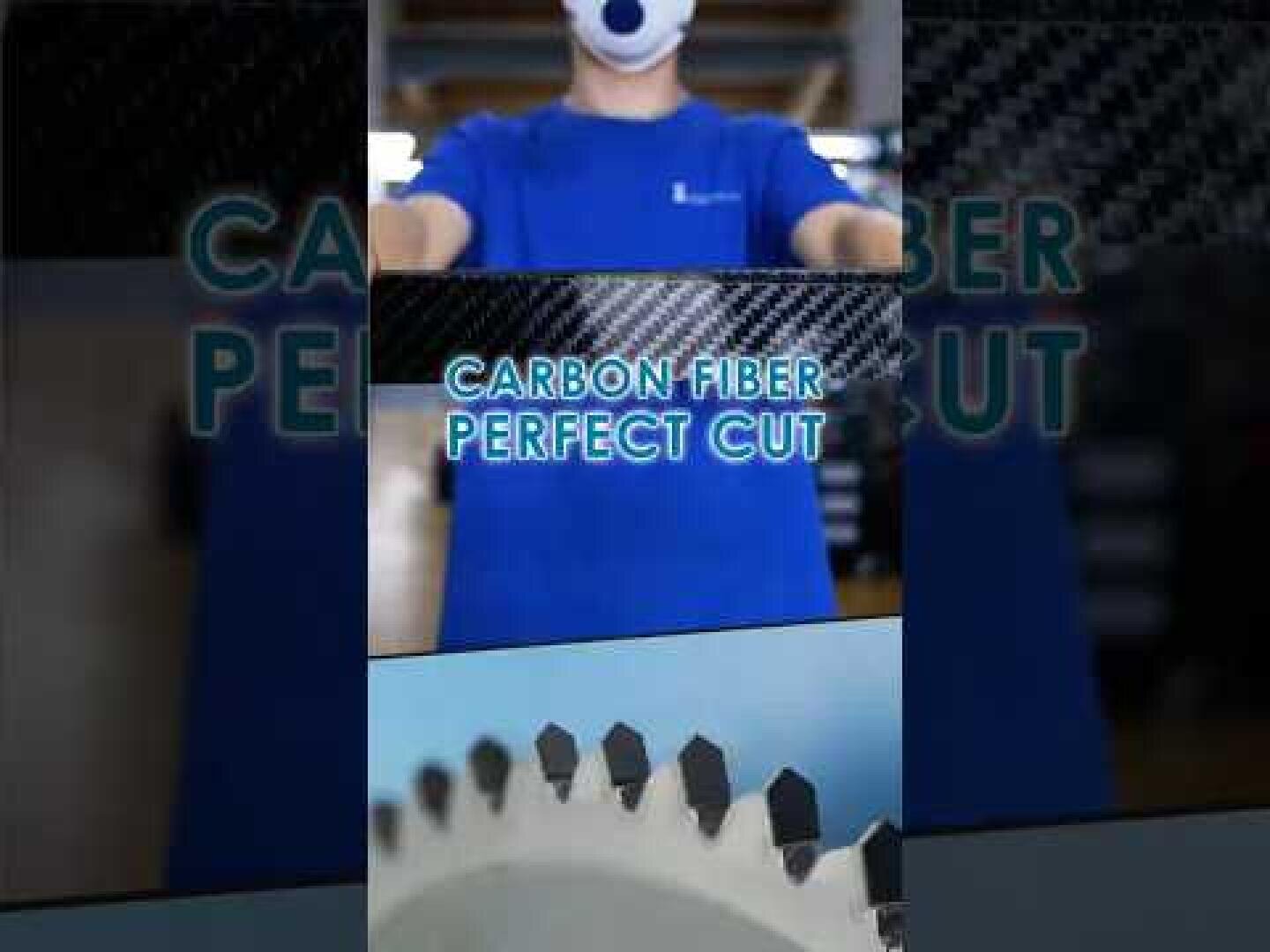 Une personne portant une chemise bleue et un masque se tient debout, les bras tendus. Le texte indique "CARBON FIBER PERFECT CUT". En dessous, un gros plan d'une lame de scie circulaire aux dents acérées.
