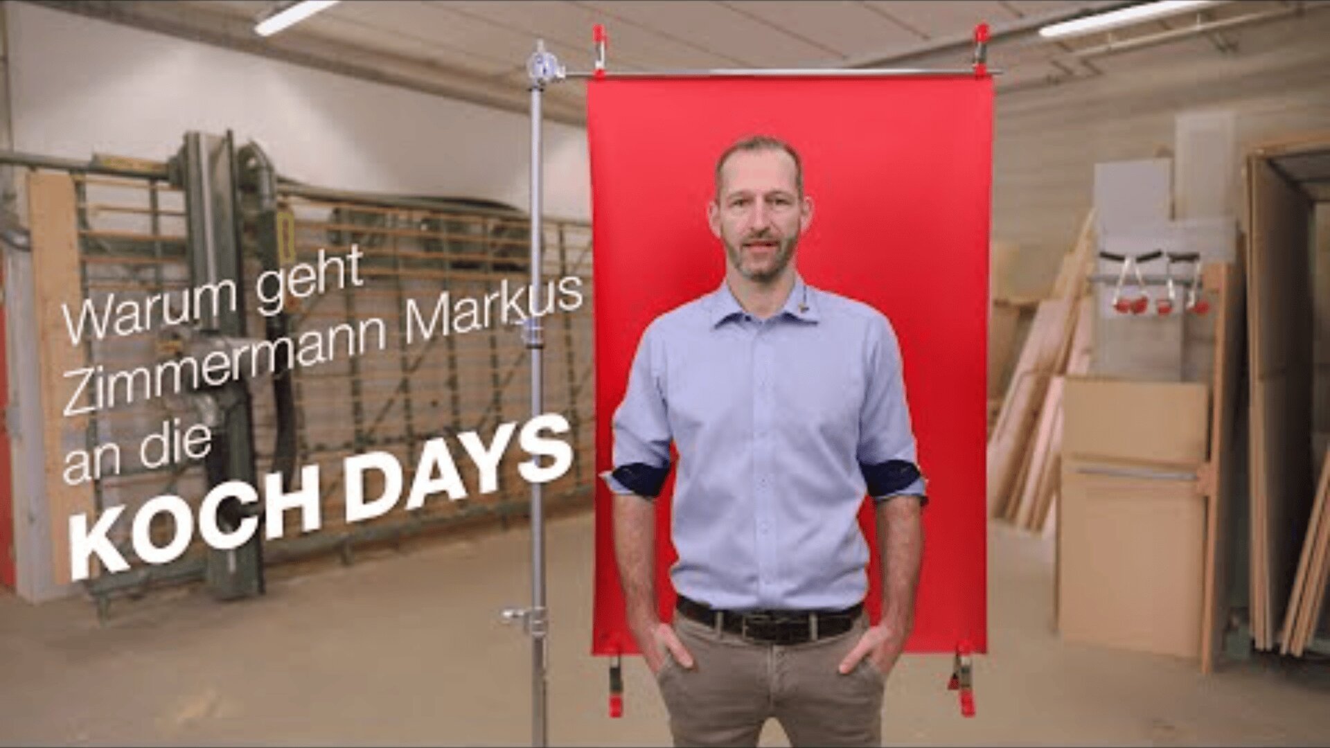 Ein Mann in einem hellblauen Hemd steht vor einem leuchtend roten Hintergrund in einer Werkstatt. Der Text lautet: "Warum geht Zimmermann Markus an die KOCH DAYS". Im Hintergrund sind Holz und Werkstattausrüstung zu sehen.